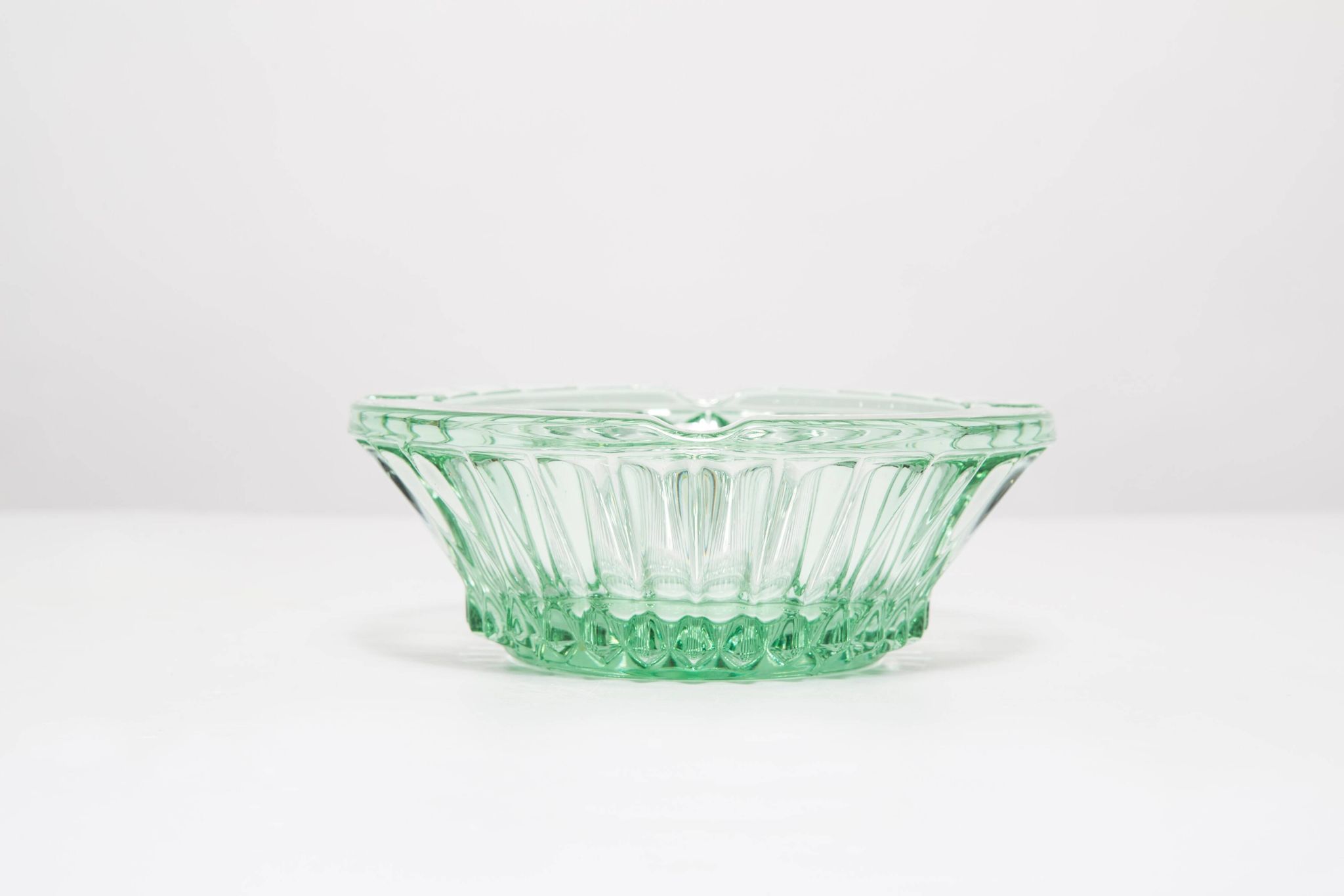 Green crystal glass bowl ashtray, mid-century, Italy, 1970s.