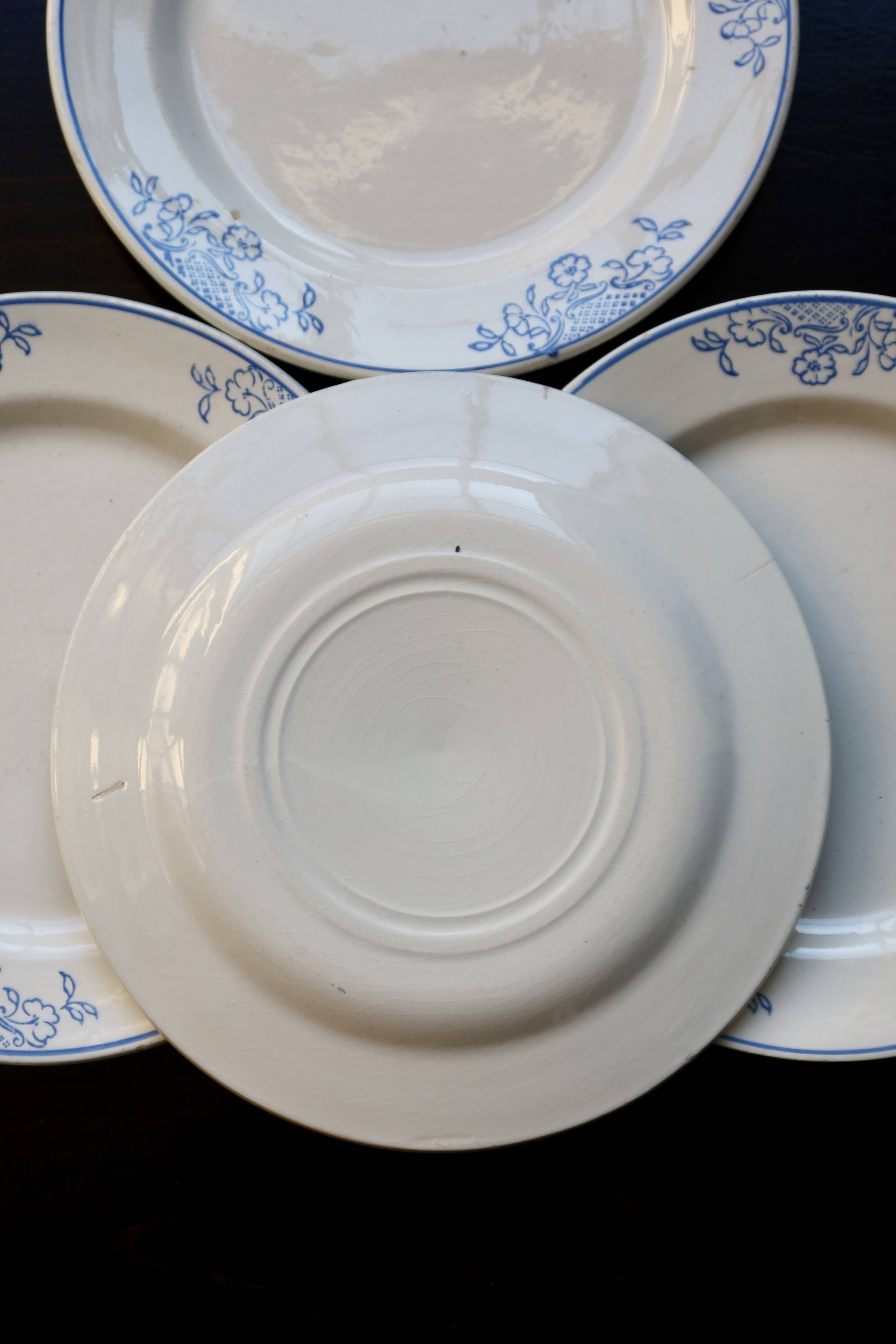 4 vintage ceramic dessert plates - Blue rim and floral pattern