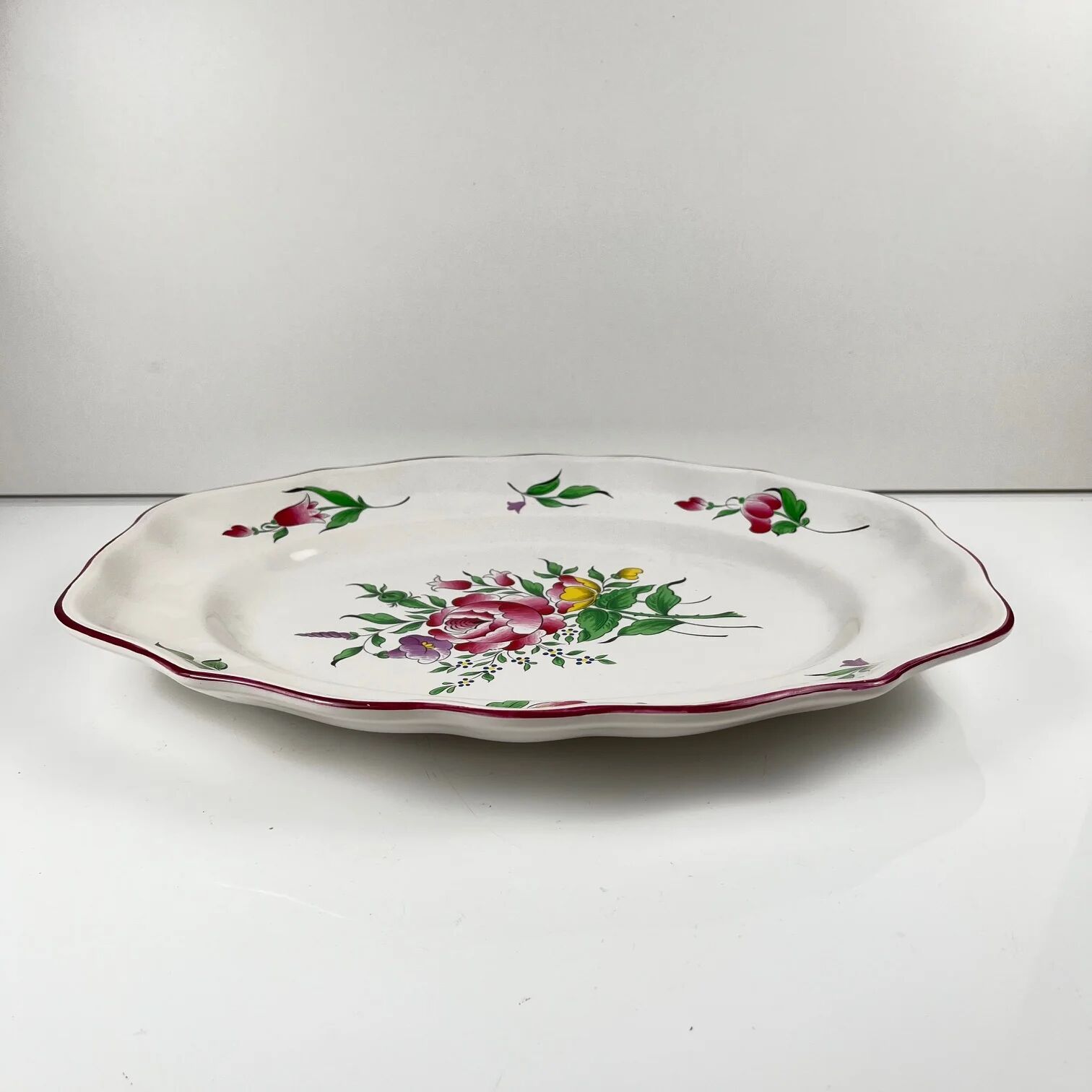 Oval flat dish with flat ends, Réverbère model by KG Lunéville, rose pattern.