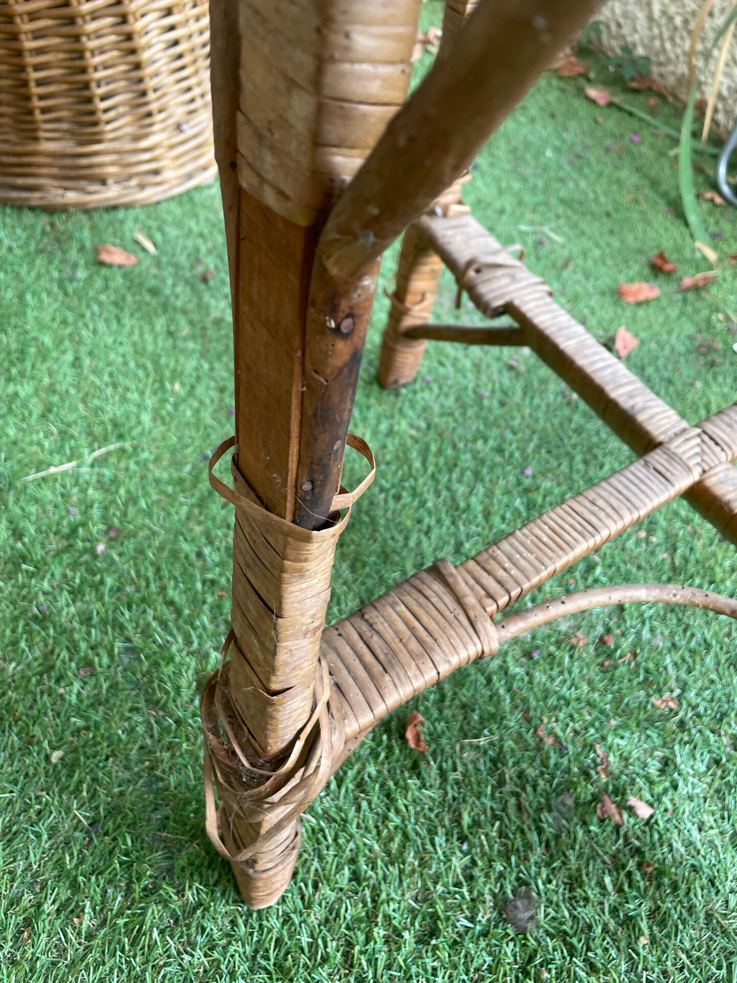 Very beautiful vintage rattan set: 4 armchairs and a table (75/57cm).
