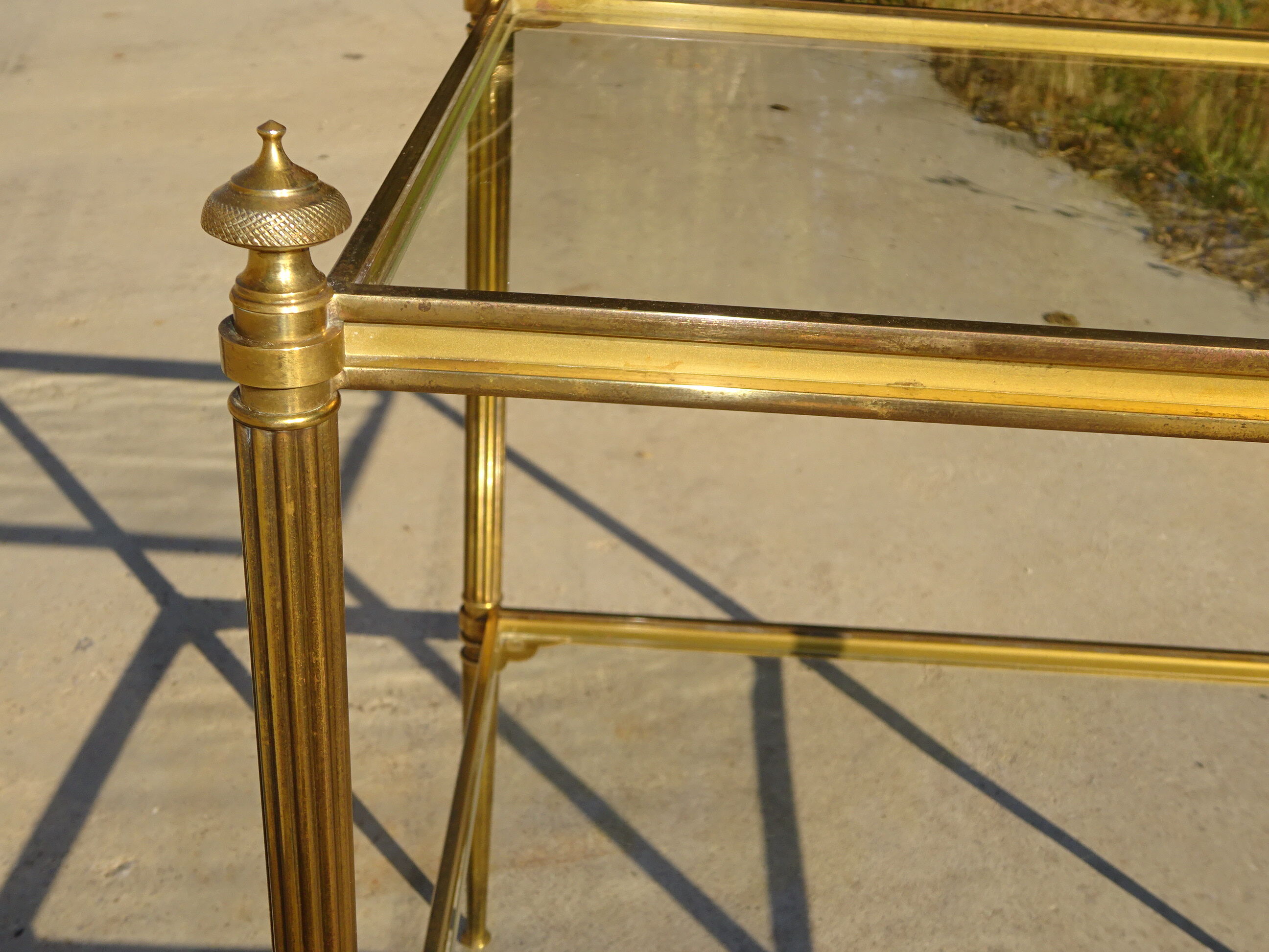 Table de salon en laiton et verre, double plateaux