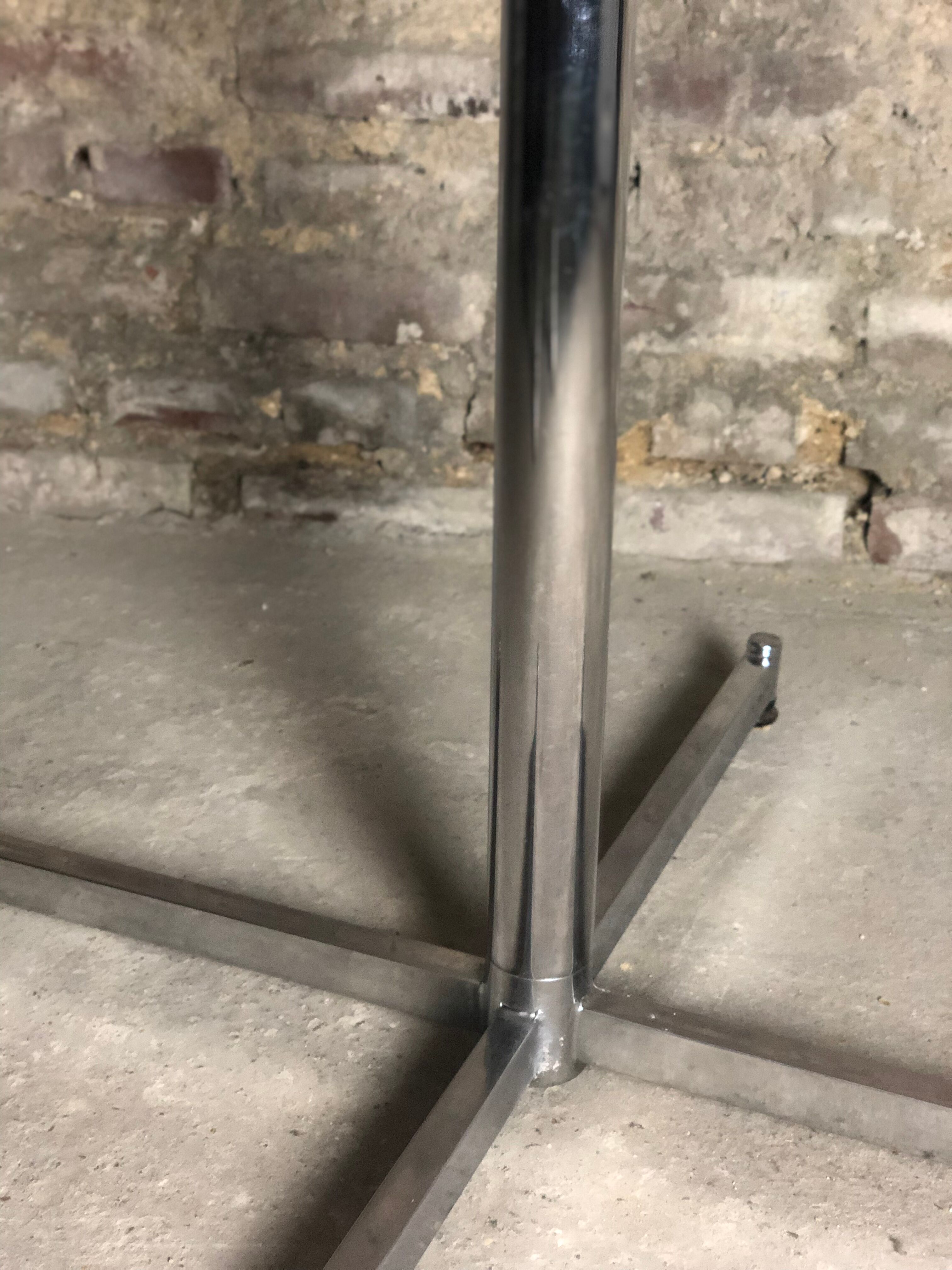 70'S vintage chrome round table and chrome feet