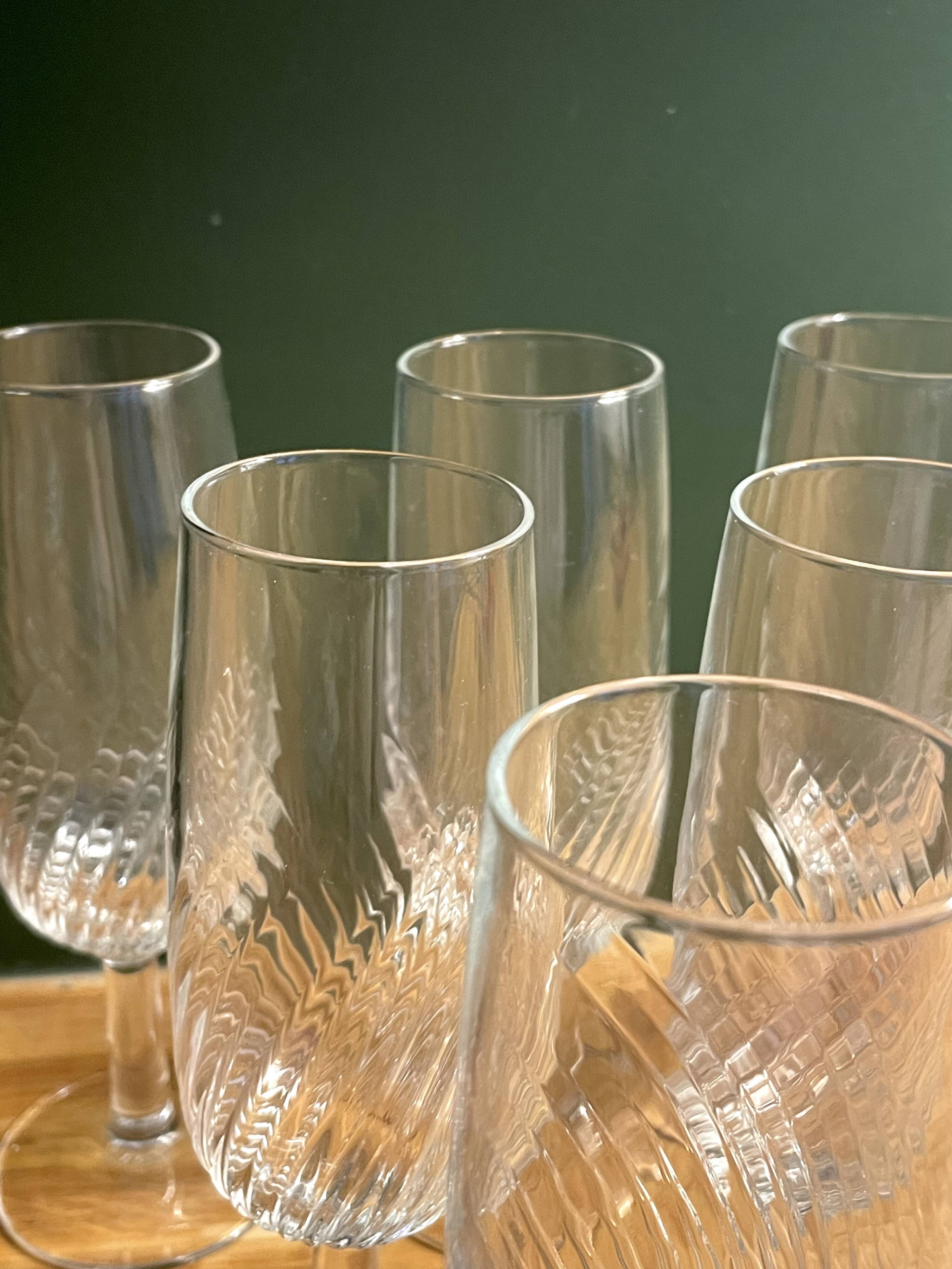 6 clear glass champagne flutes in very good condition