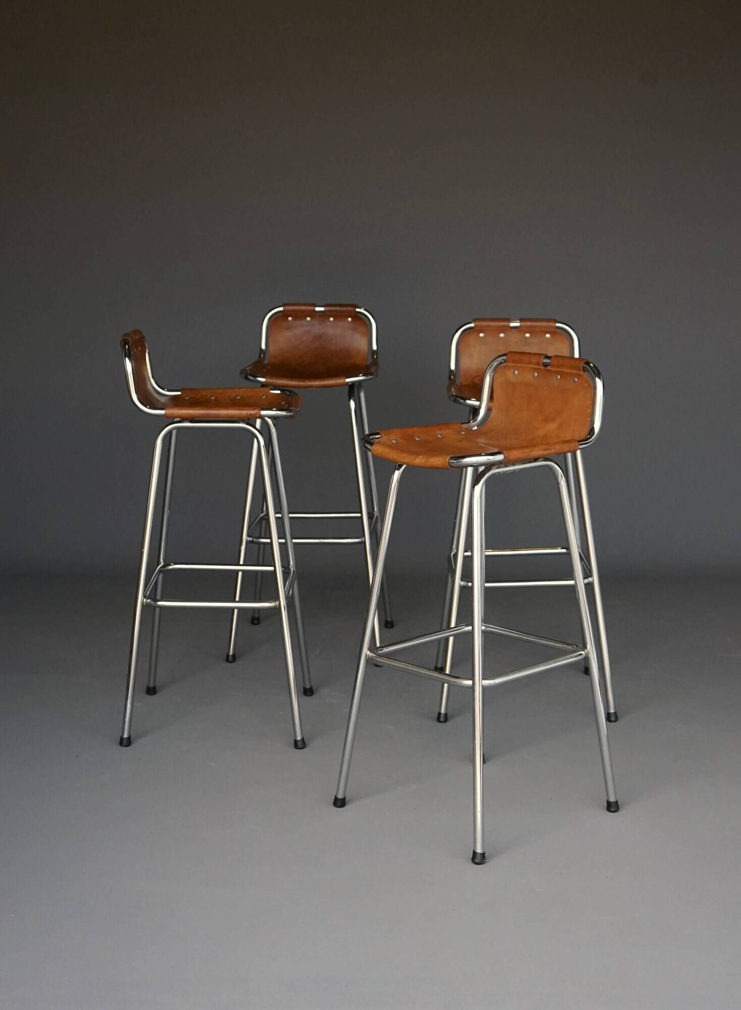 Tabourets de bar « Les Arcs » Dal Vera, sélectionnés par Charlotte Perriand. Lot de 4.
