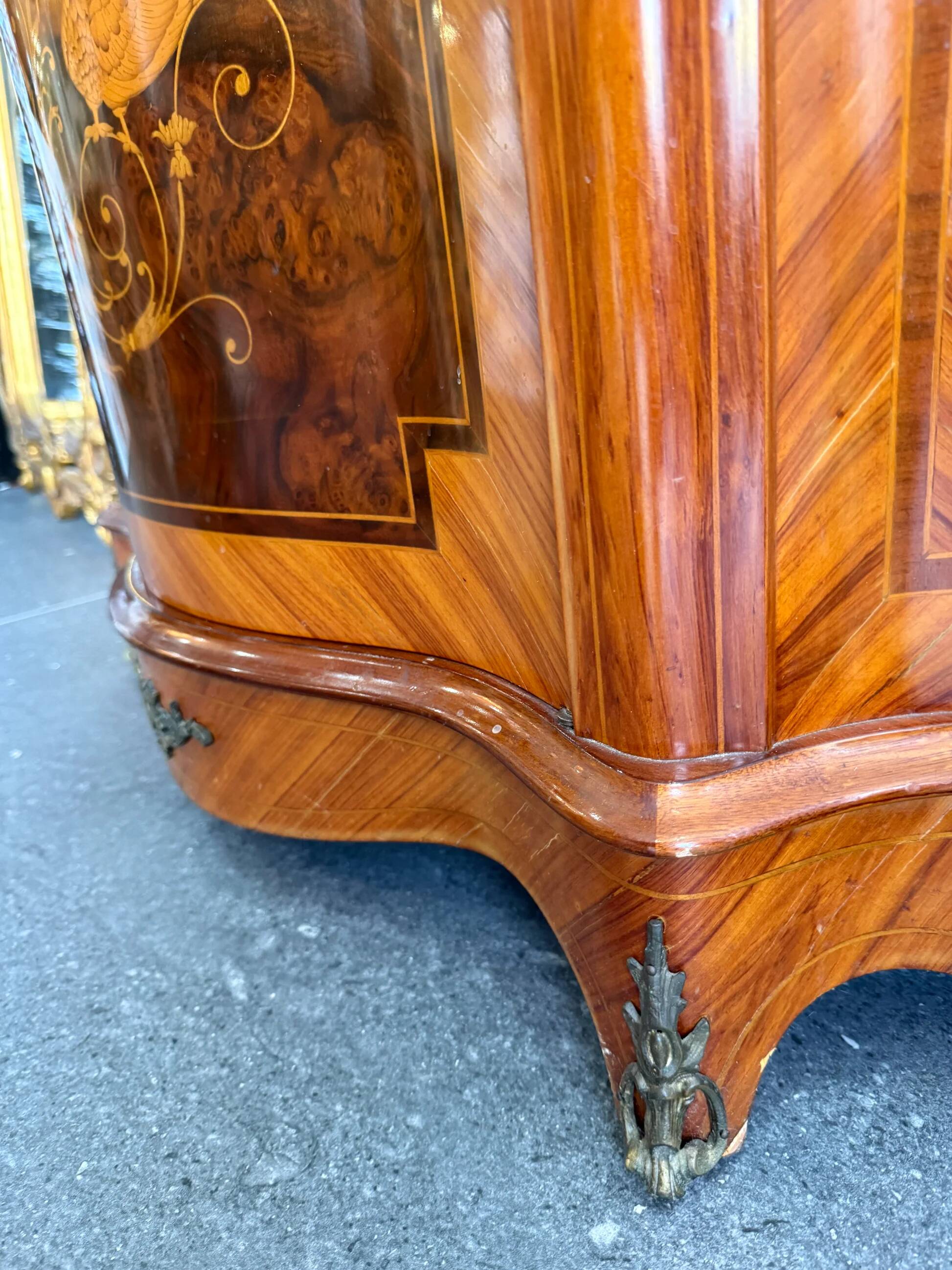 Curved support furniture in floral marquetry – Louis XV style, marble top, late 19th century.