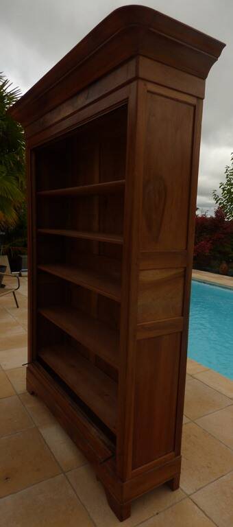 Chic old bookcase pegged in walnut with two glass doors and 5 shelves – Very good condition