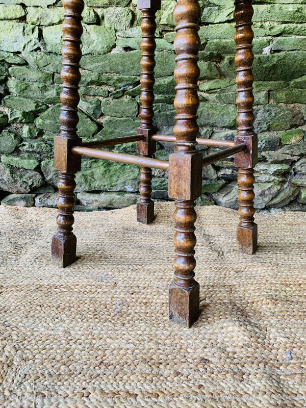Tabouret haut en bois tourné