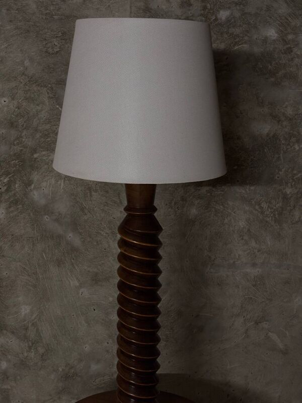 Lampadaire néo-rustique en bois tourné dans le goût de Charles Dudouyt