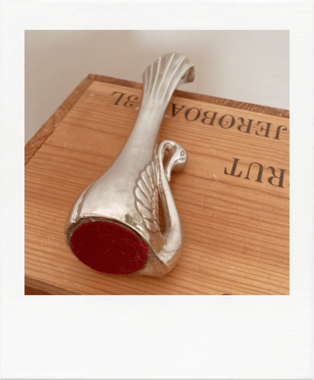 Soliflore in silvery metal swan