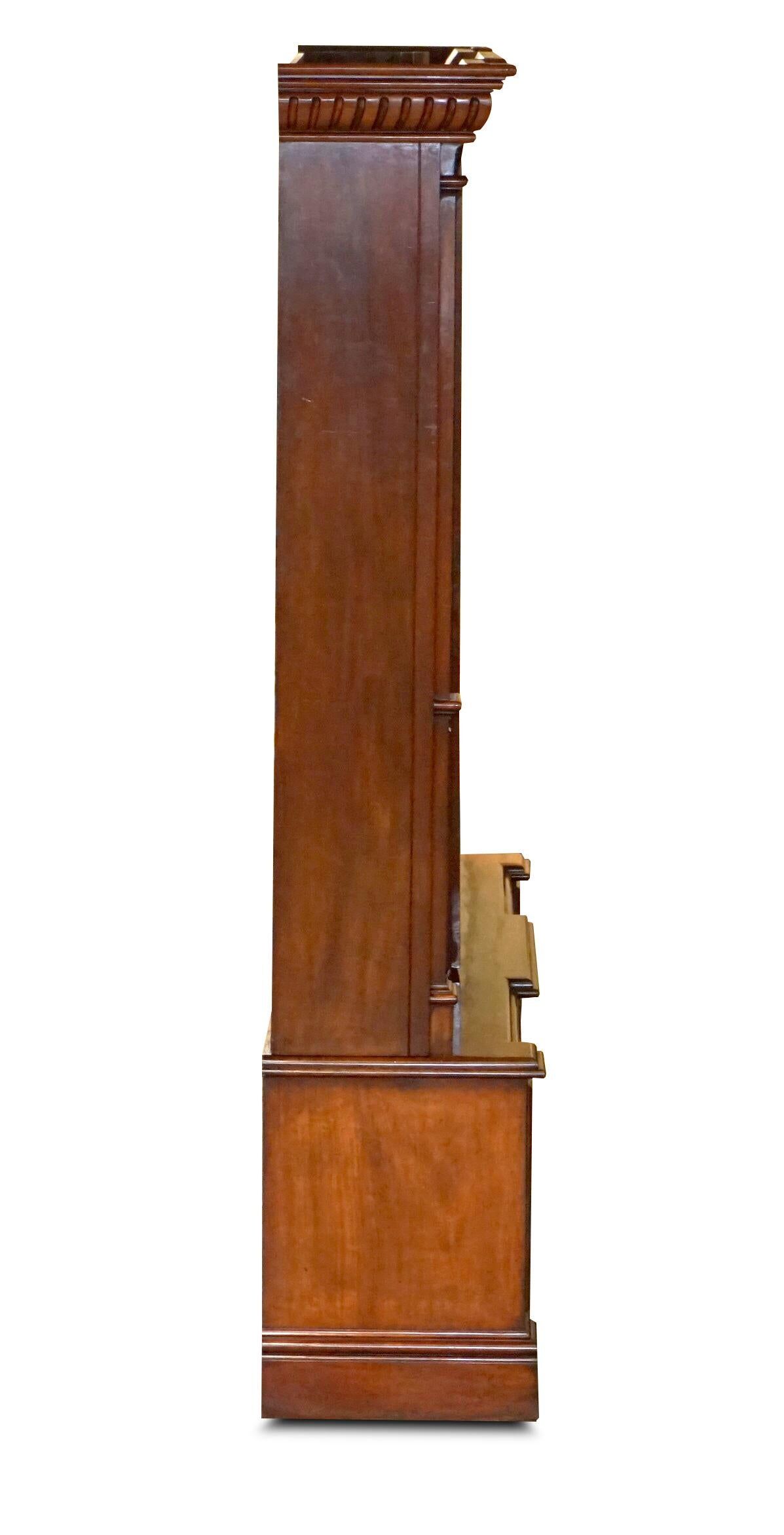 Bibliothèque monumentale haute victorienne en acajou massif avec vitrines astrales
