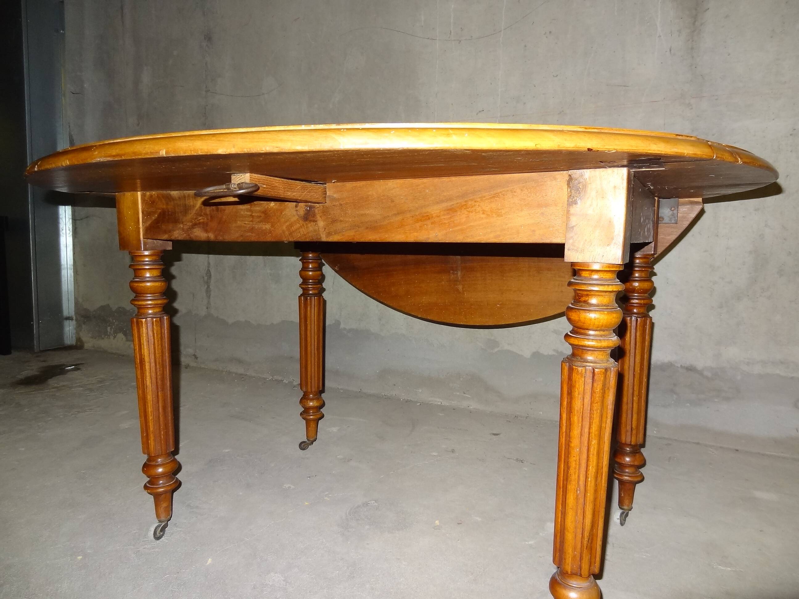 Round table with drop leaves
