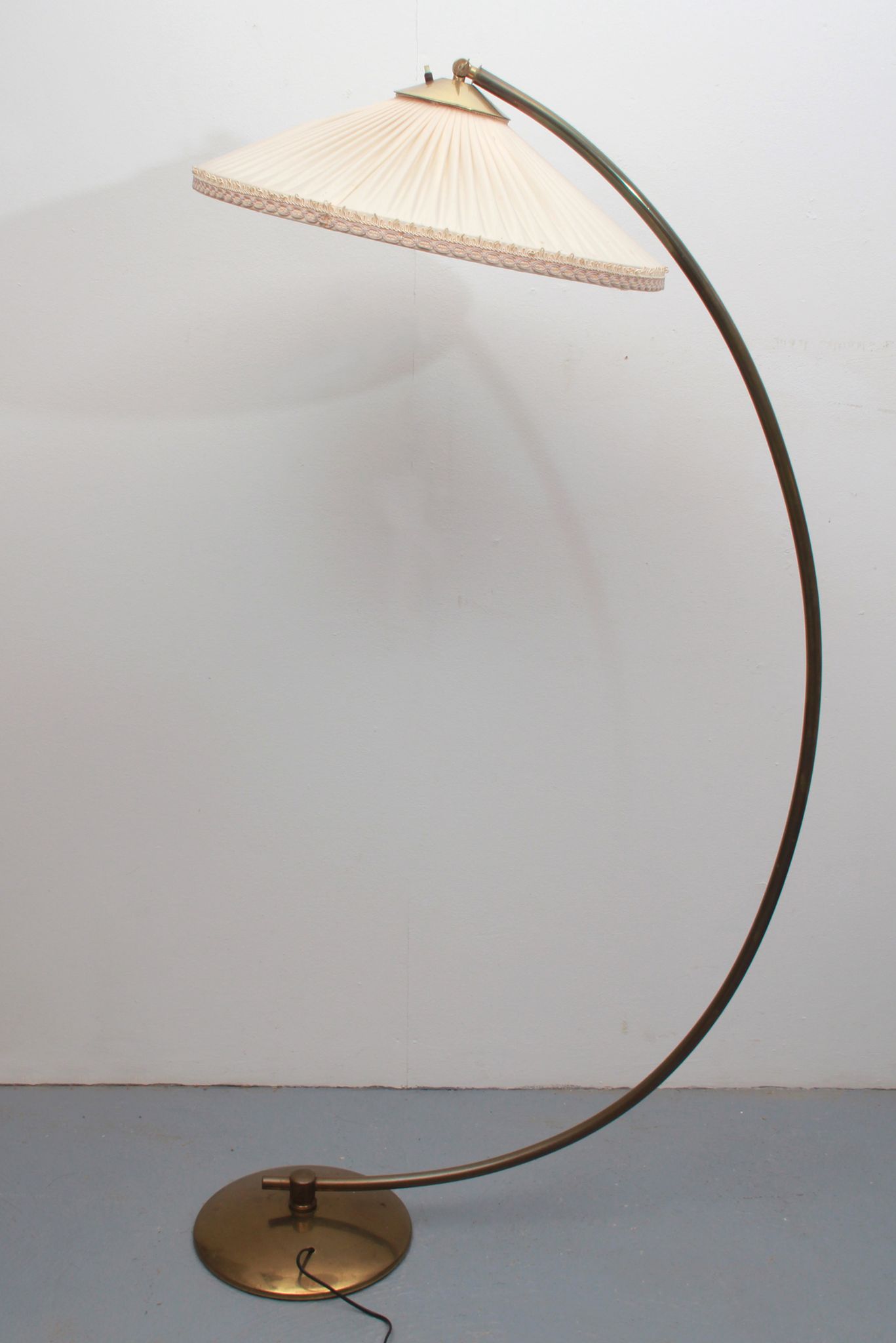 Lampadaire des années 1950 en laiton avec abat-jour plisée