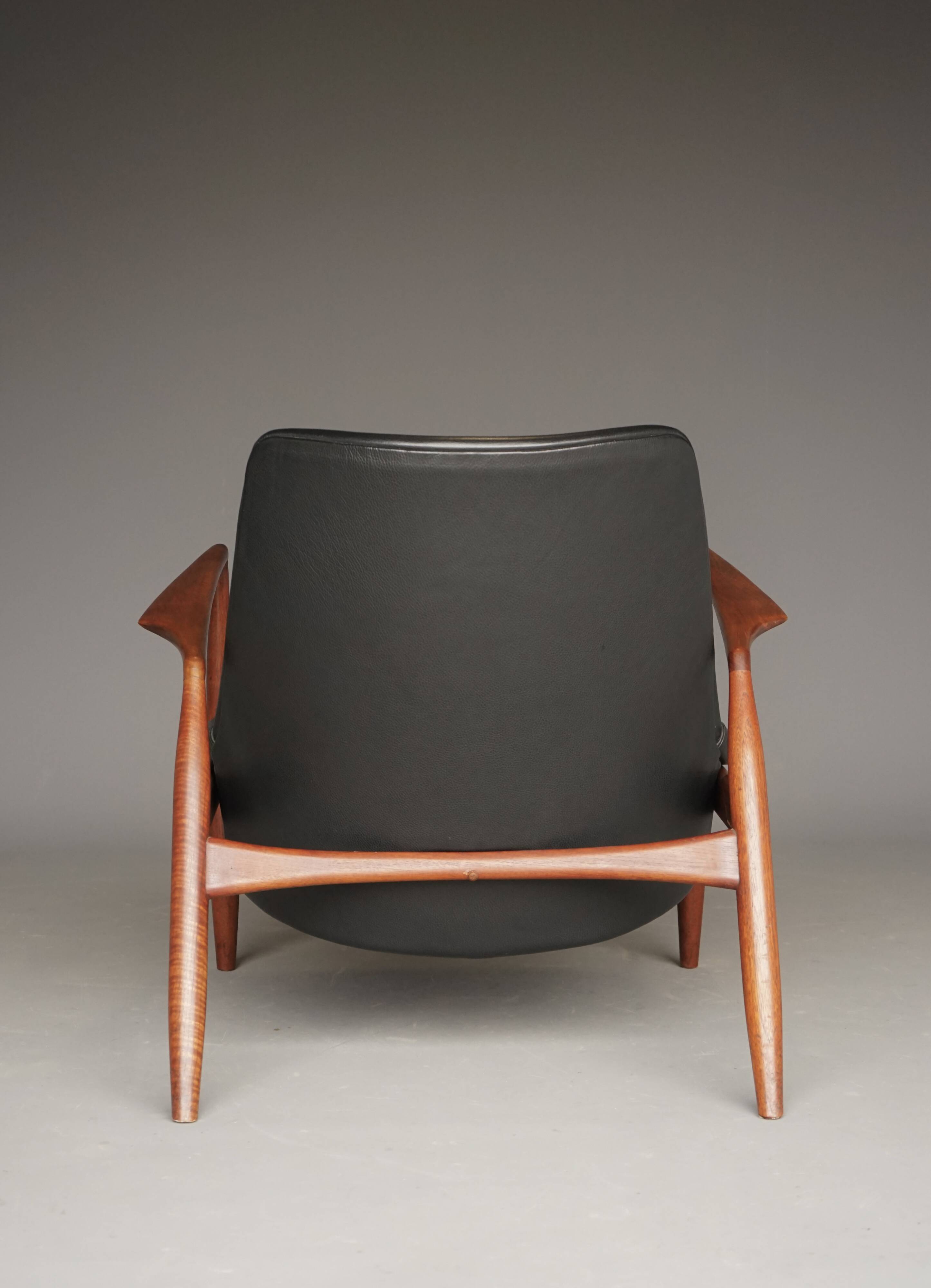 Fauteuil Seal en cuir et teck Ib Kofod-Larsen pour OPE, Suède, années 1960.