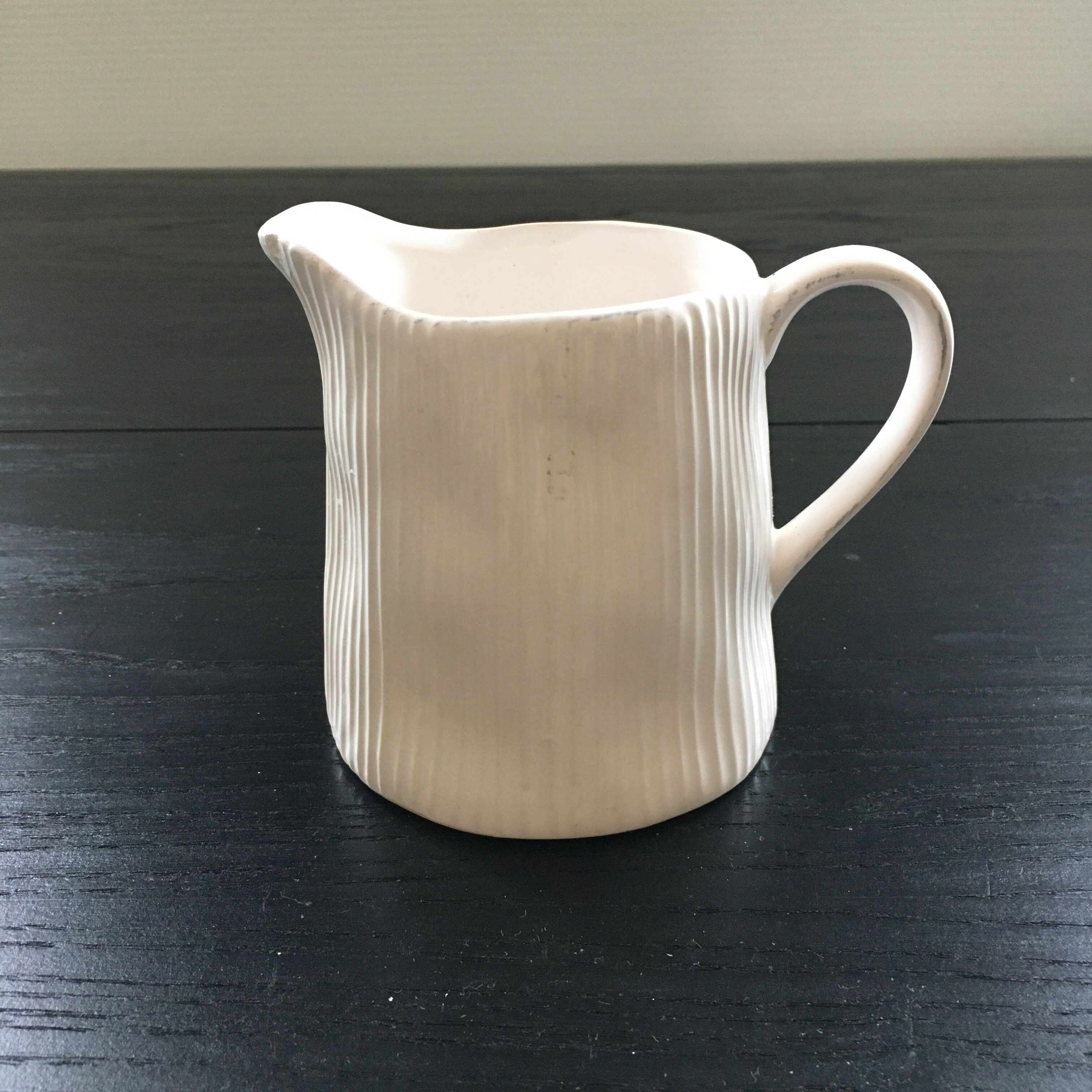Pichet blanc strié en relief