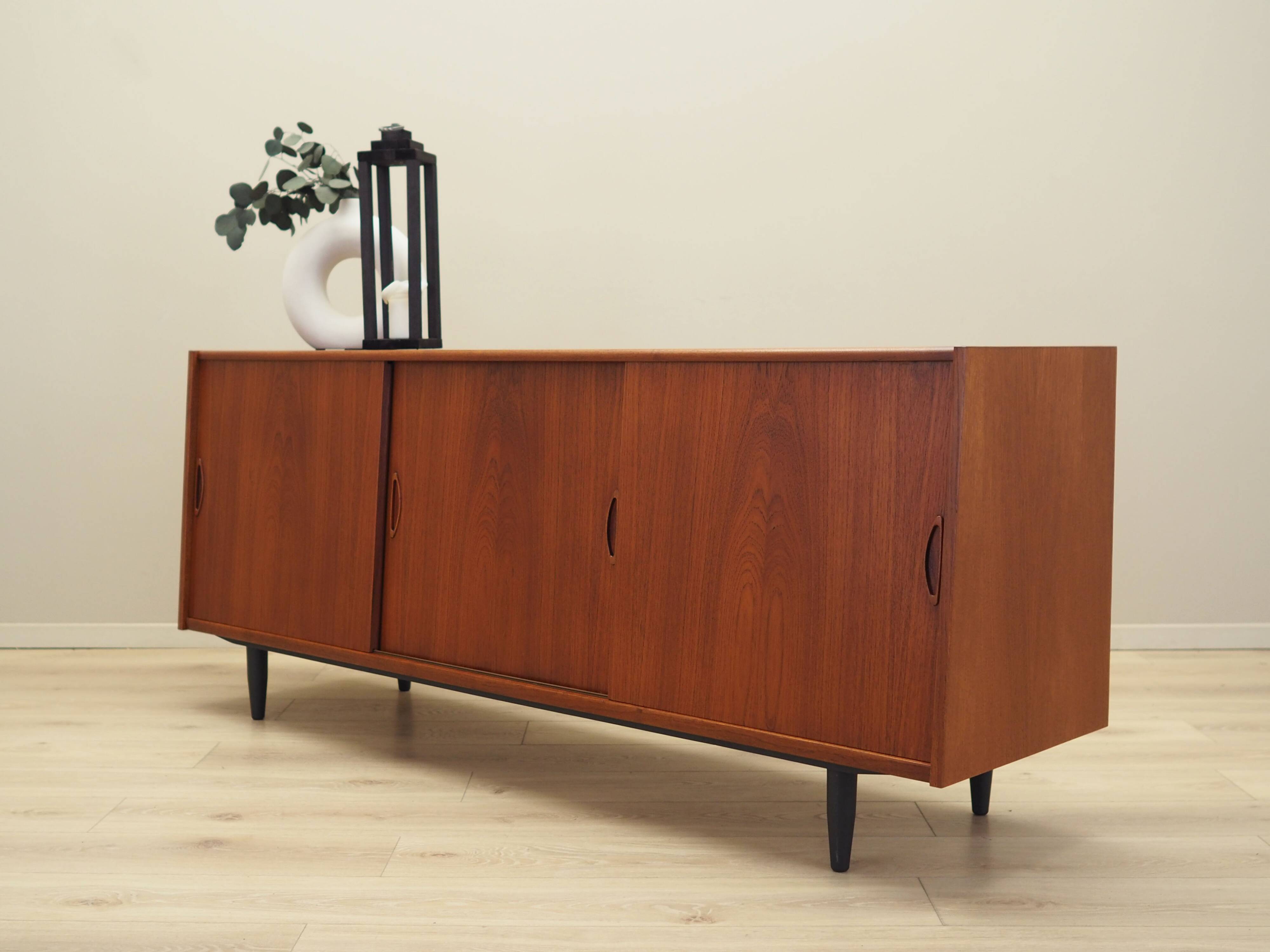 Buffet en teck, design danois, années 1970, production : Danemark