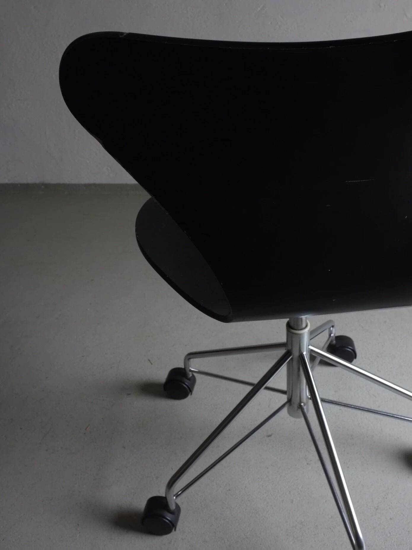 3117 Black swivel chair by Arne Jacobsen for Fritz Hansen
