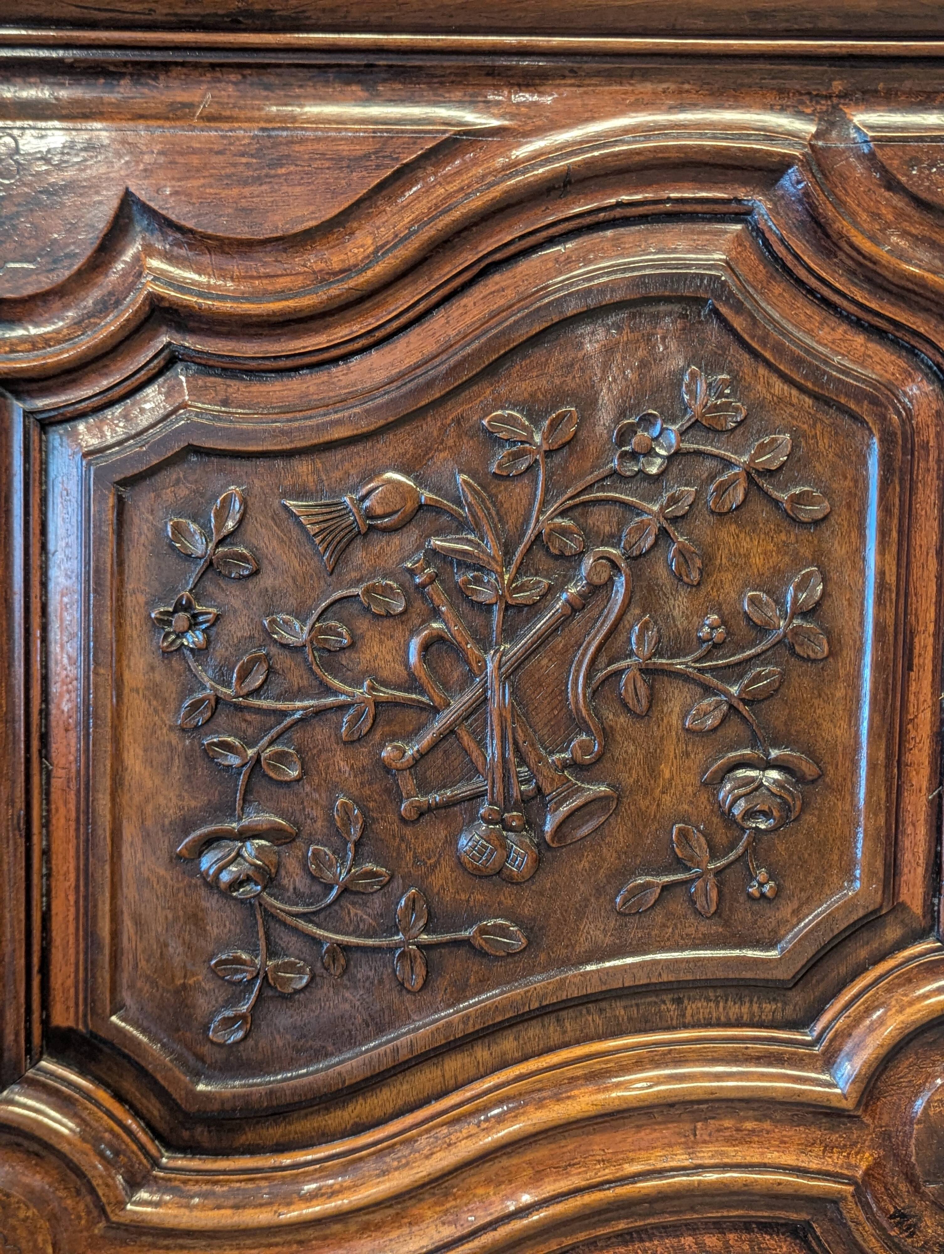 Antique Louis XV bonnetière in carved walnut – Late 18th century