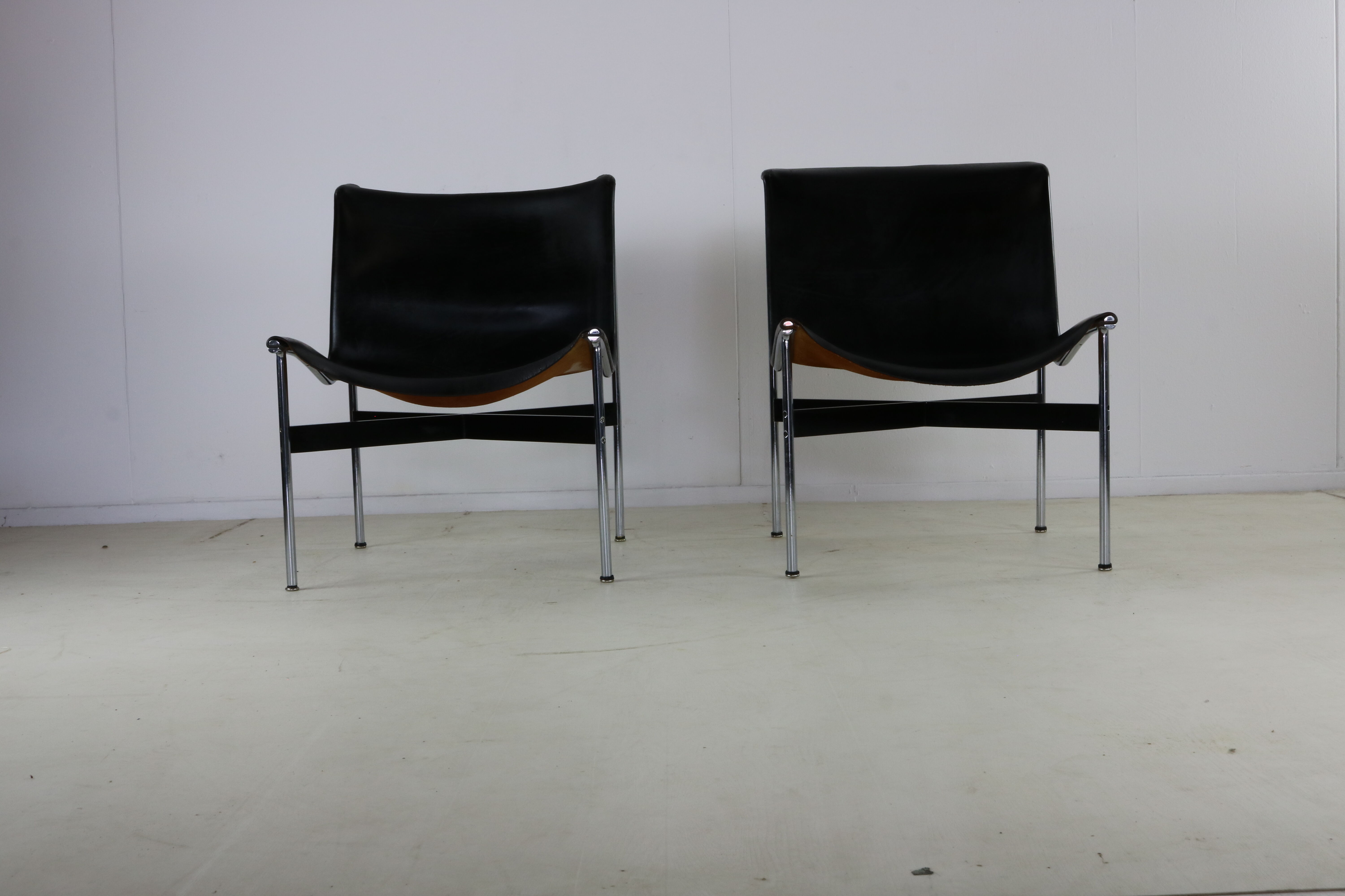 Un ensemble de deux chaises longues