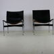 Un ensemble de deux chaises longues