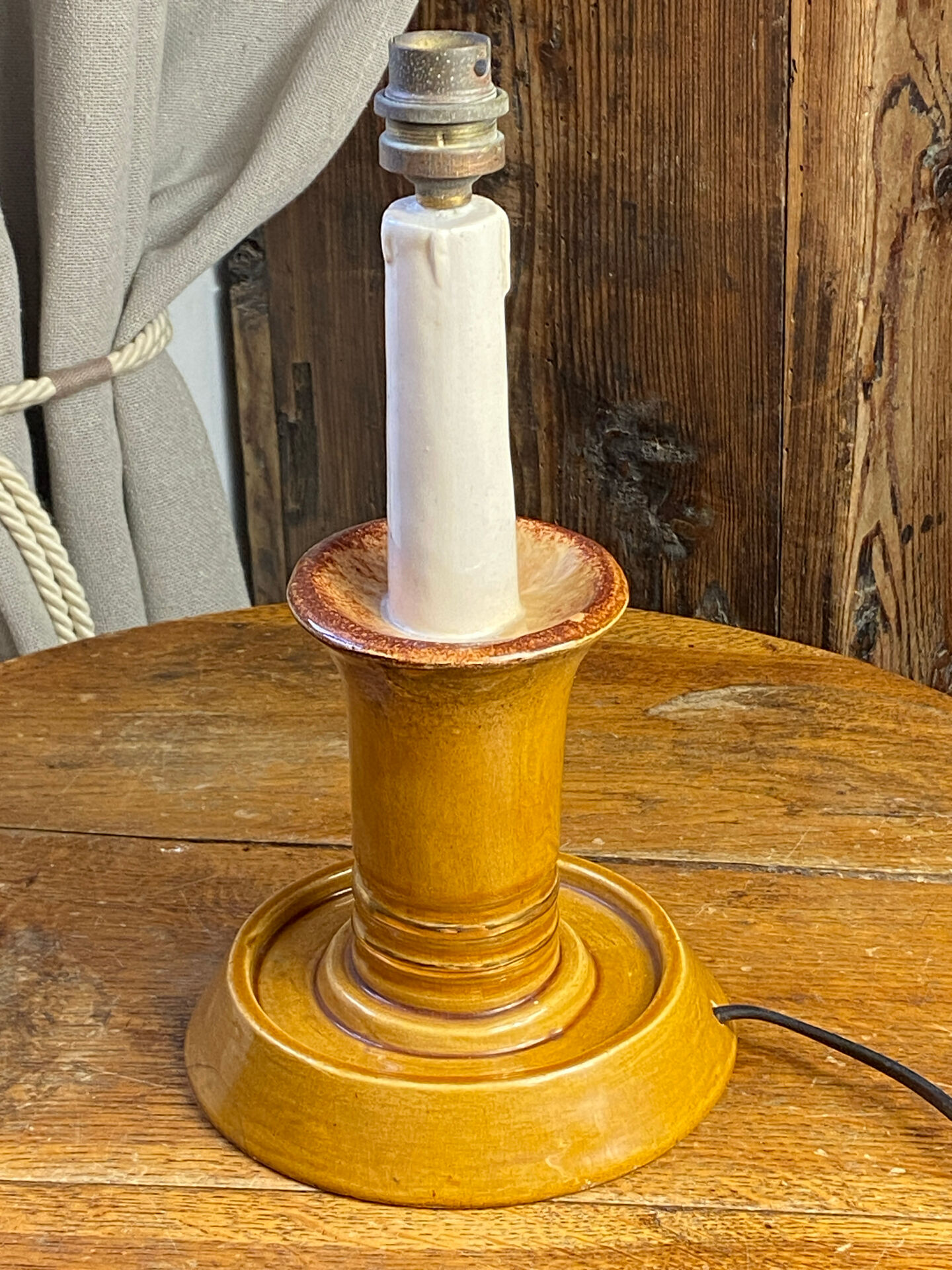 Candle holder-style lamp made entirely of ceramic.