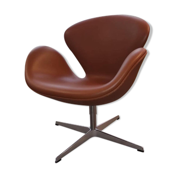 Swan armchair Arne Jacobsen edition Fritz Hansen brown leather