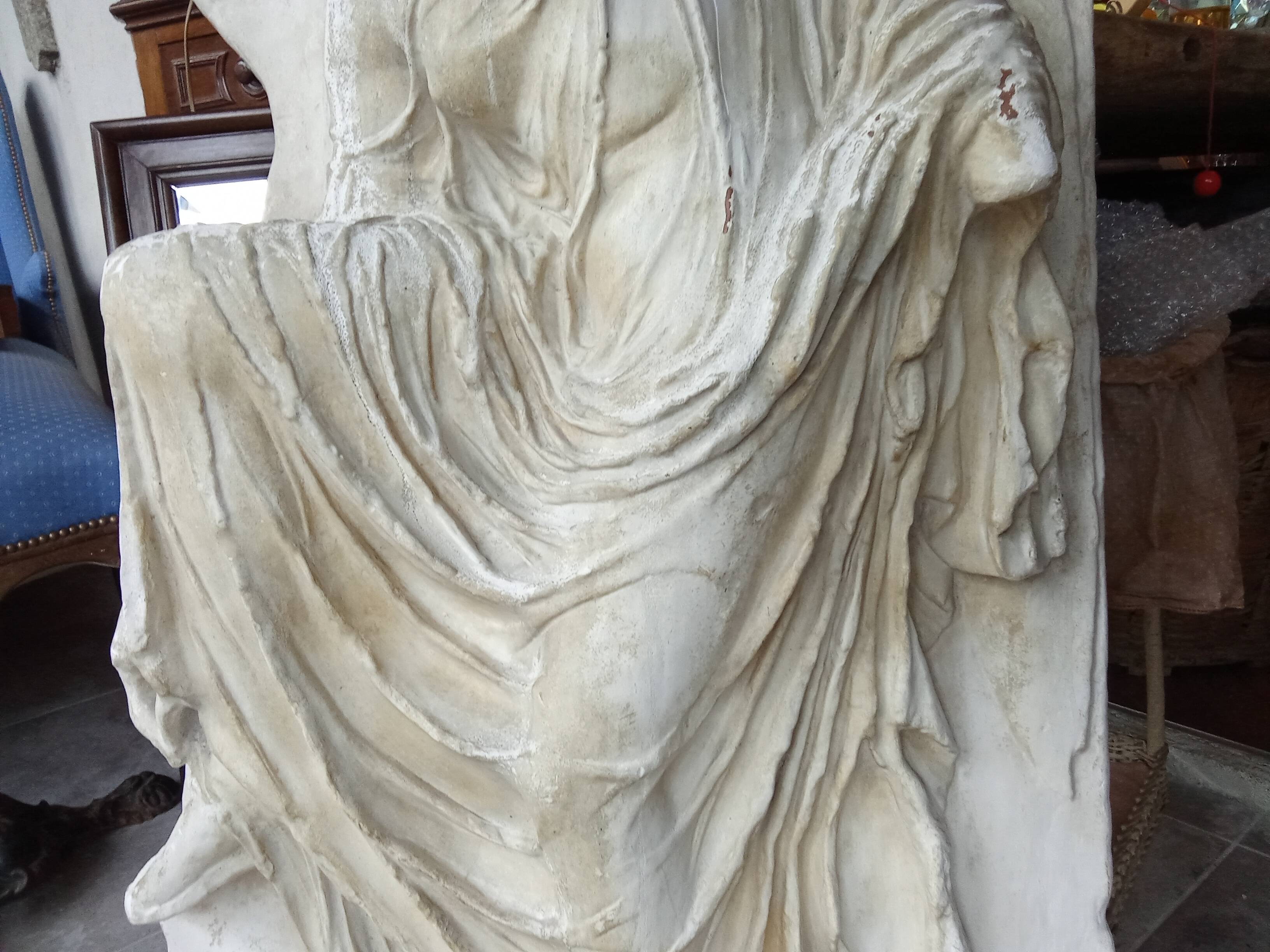 Ancien bas relief sculpture en plâtre Déesse Nike