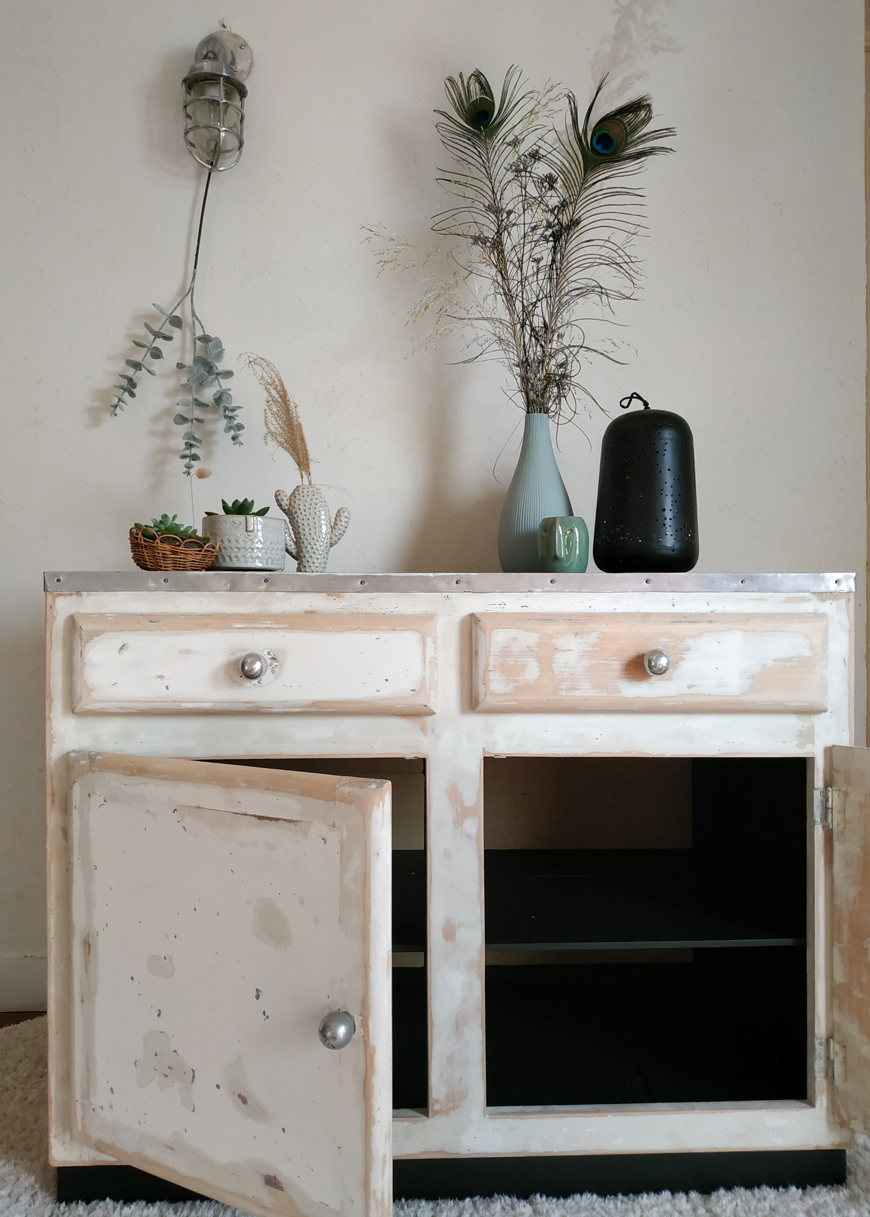 Buffet mado low patinated renovated concrete tray