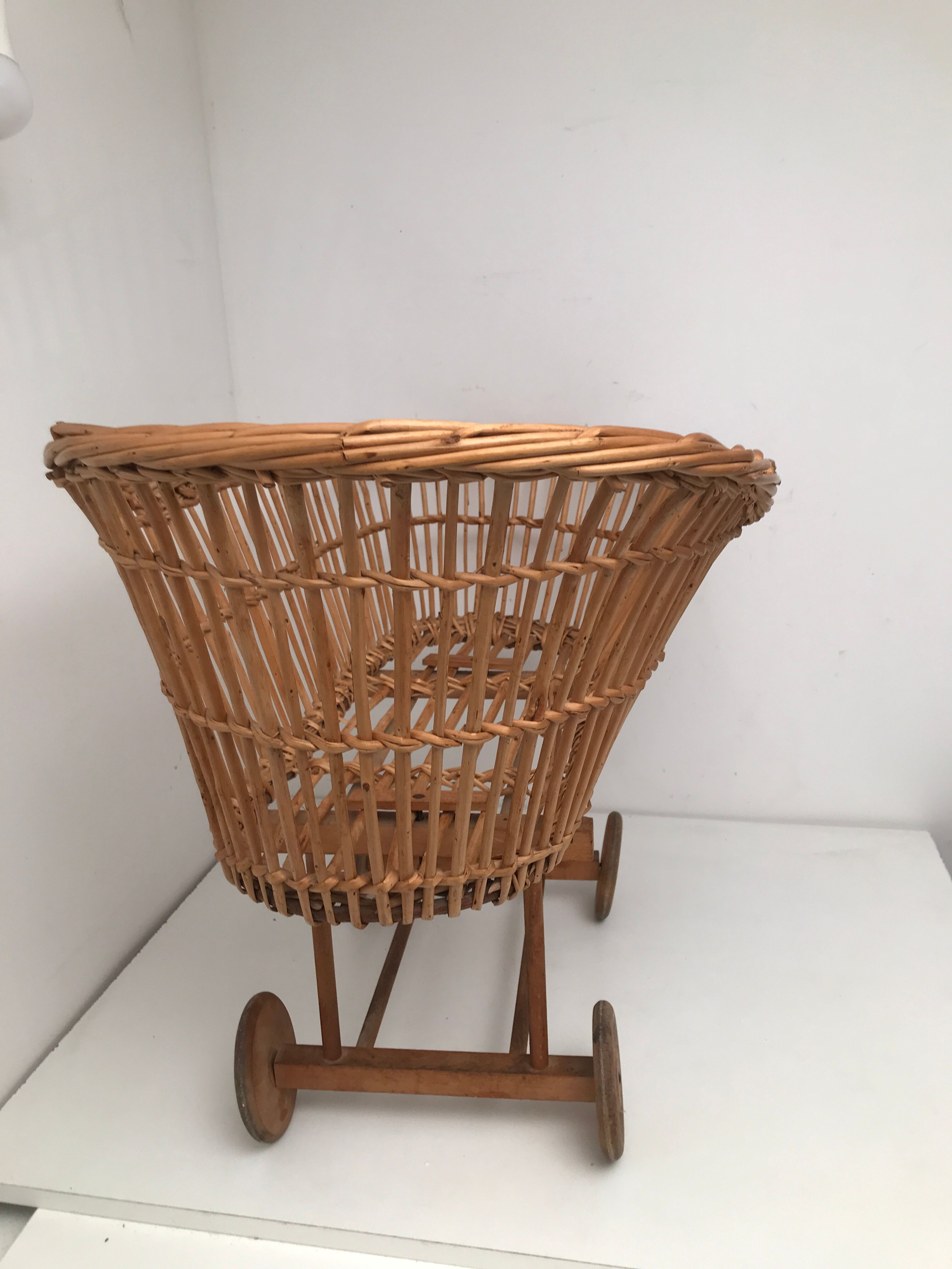 Berceau en osier pour poupée vintage