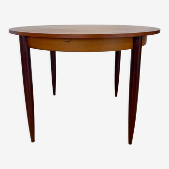 Extendable teak round table