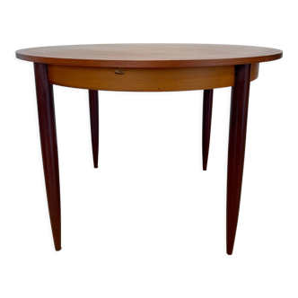 Extendable teak round table