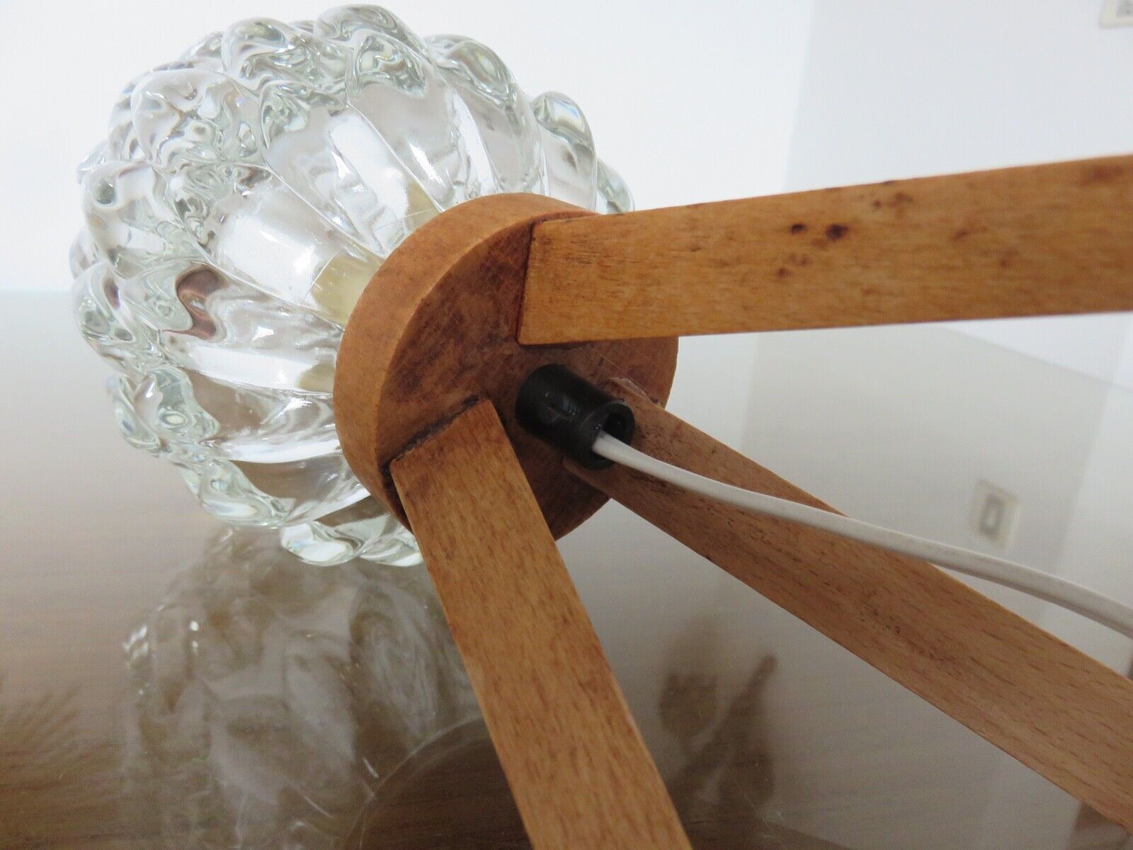 Tripod lamp in wood and glass J.T. Kalmar 1970 Austria