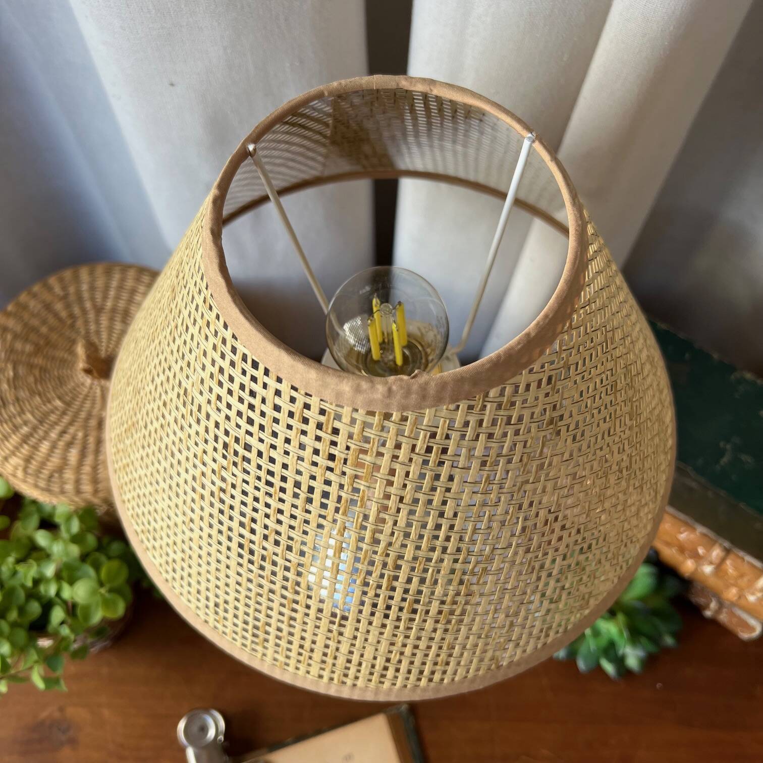 Lampe chrome & bois, abat-jour esprit osier