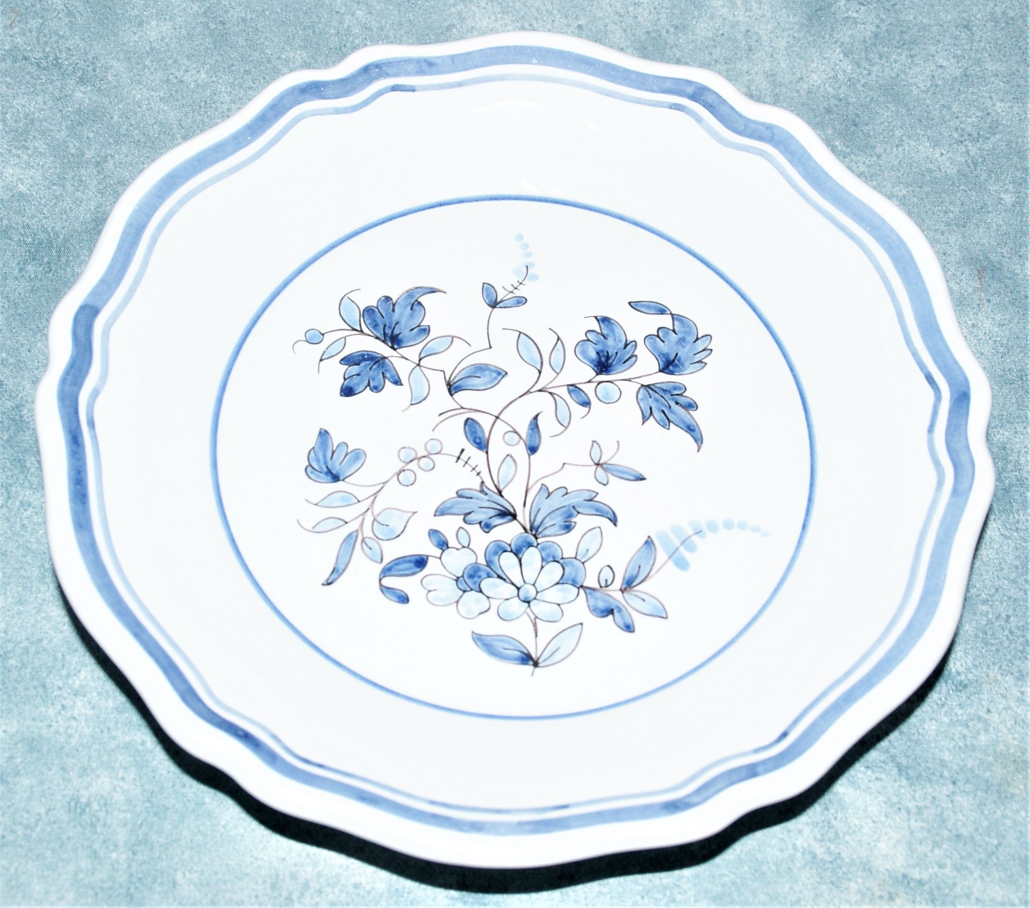 Compotier A. Montagnon à décor de fleurs camaïeu bleu