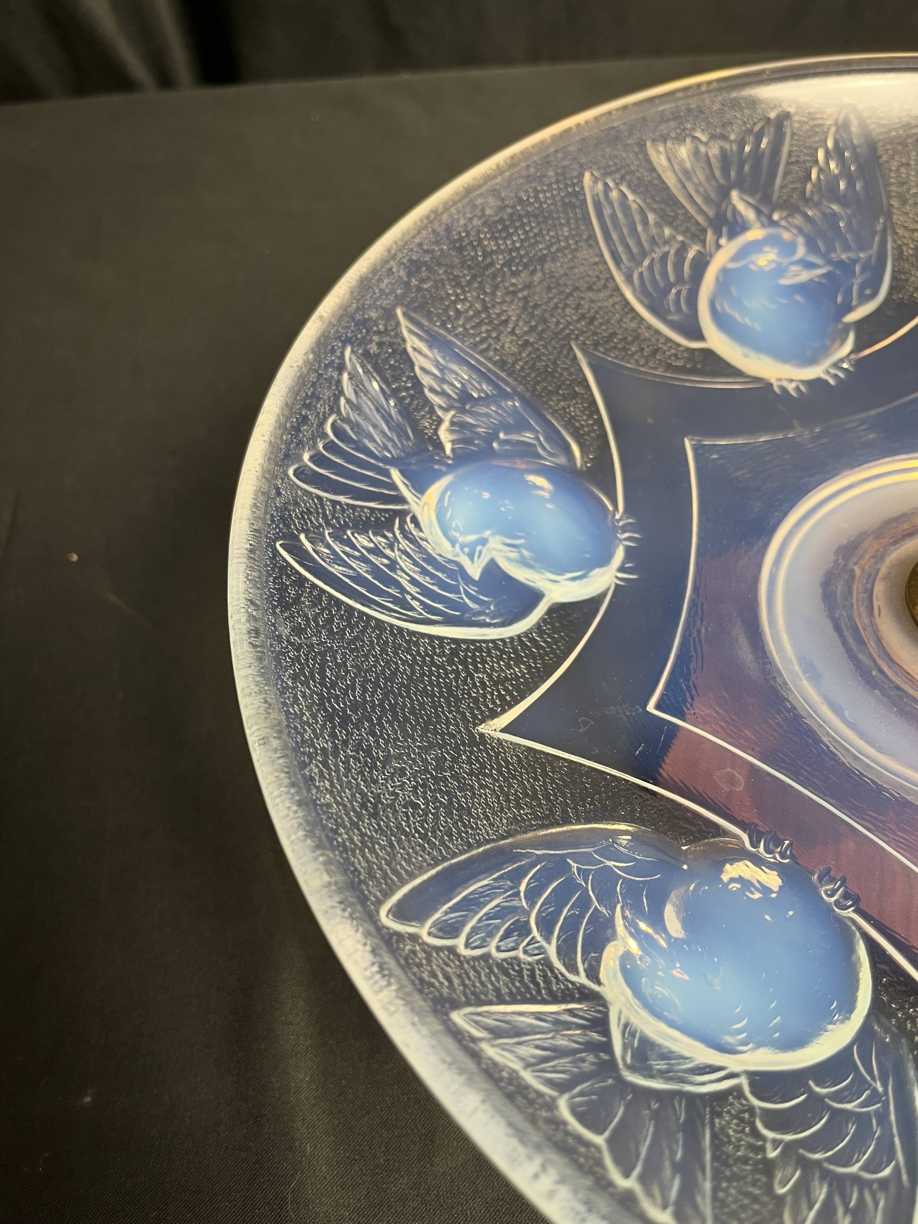 Art Deco bird bowl in opalescent glass, signed circa 1930