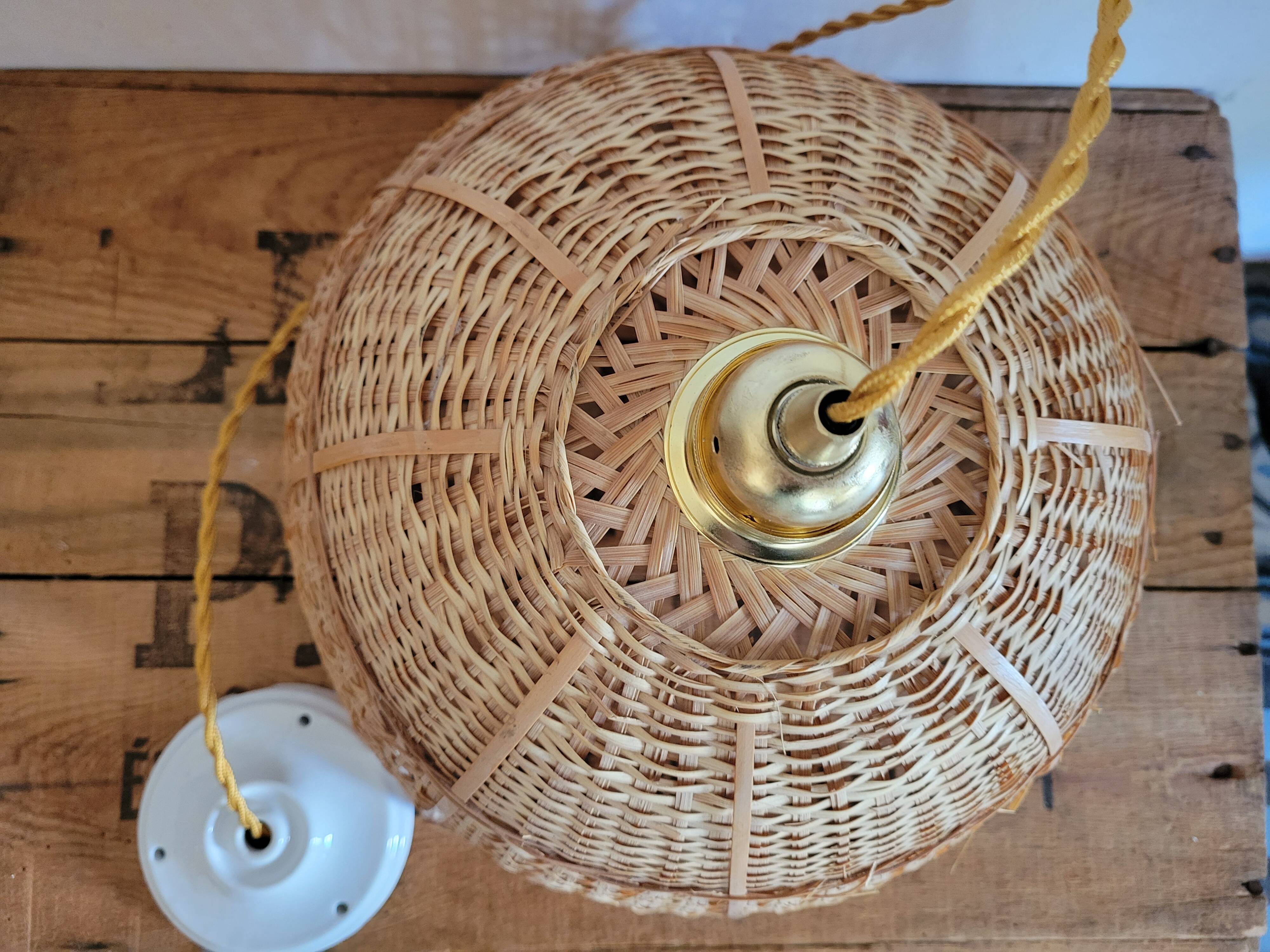 Openwork rattan suspension