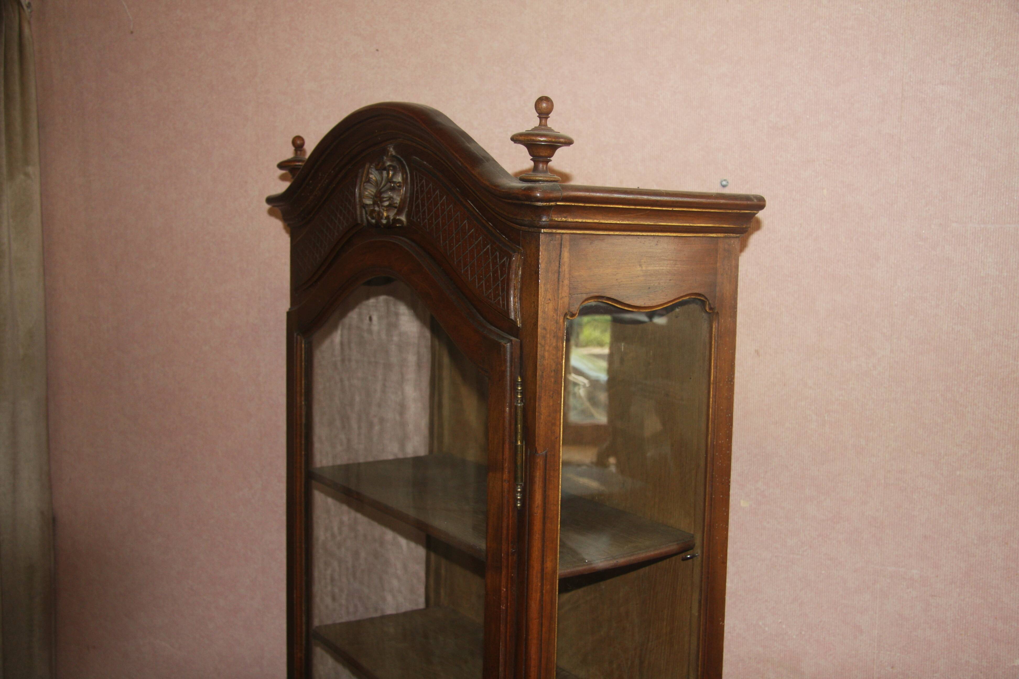 Beech display cabinet, 3 shelves, very good condition.