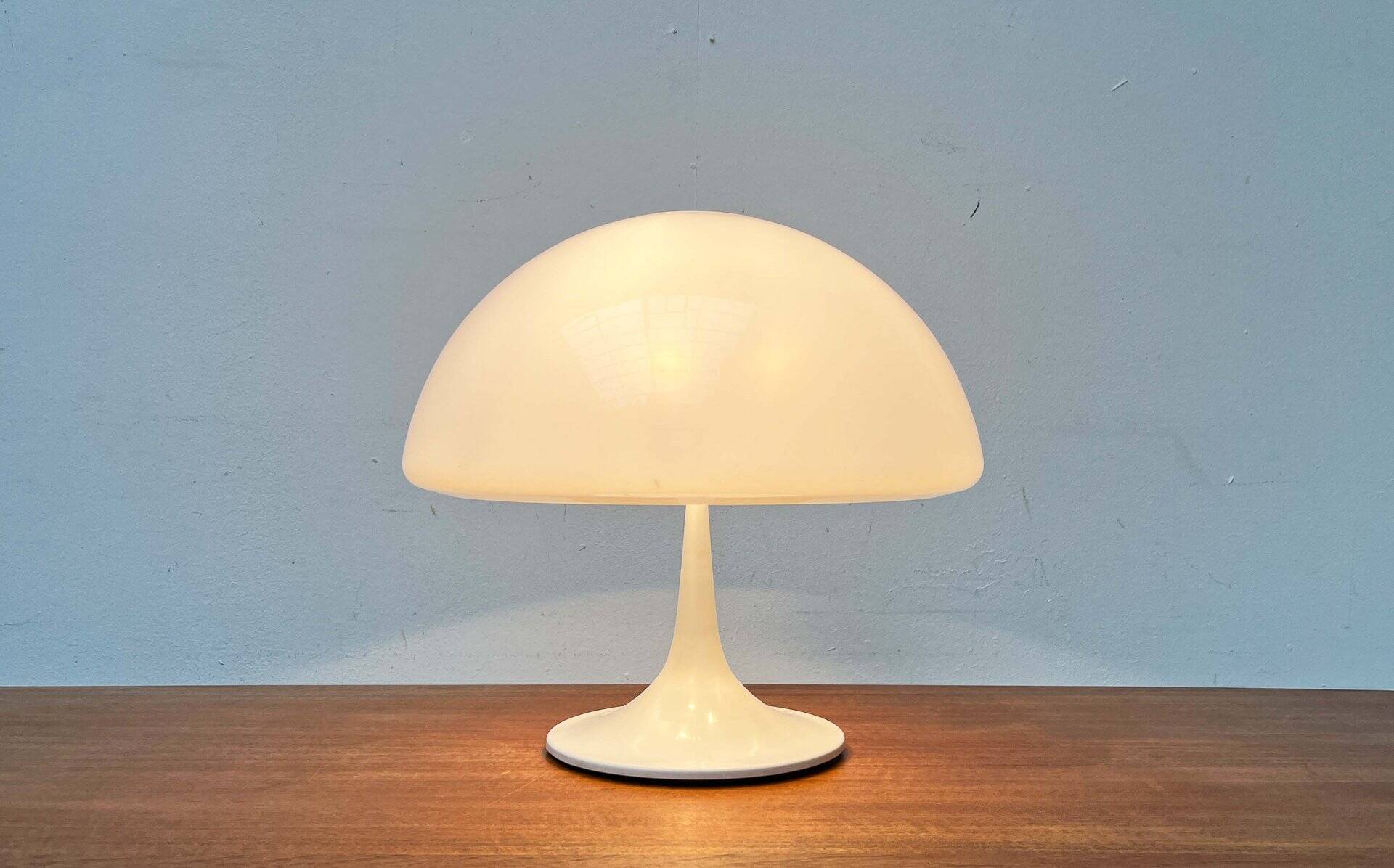 Lampe de table italienne de style mid-century moderne de l'ère spatiale par Luigi Massoni pour Guzzini, années 1960.