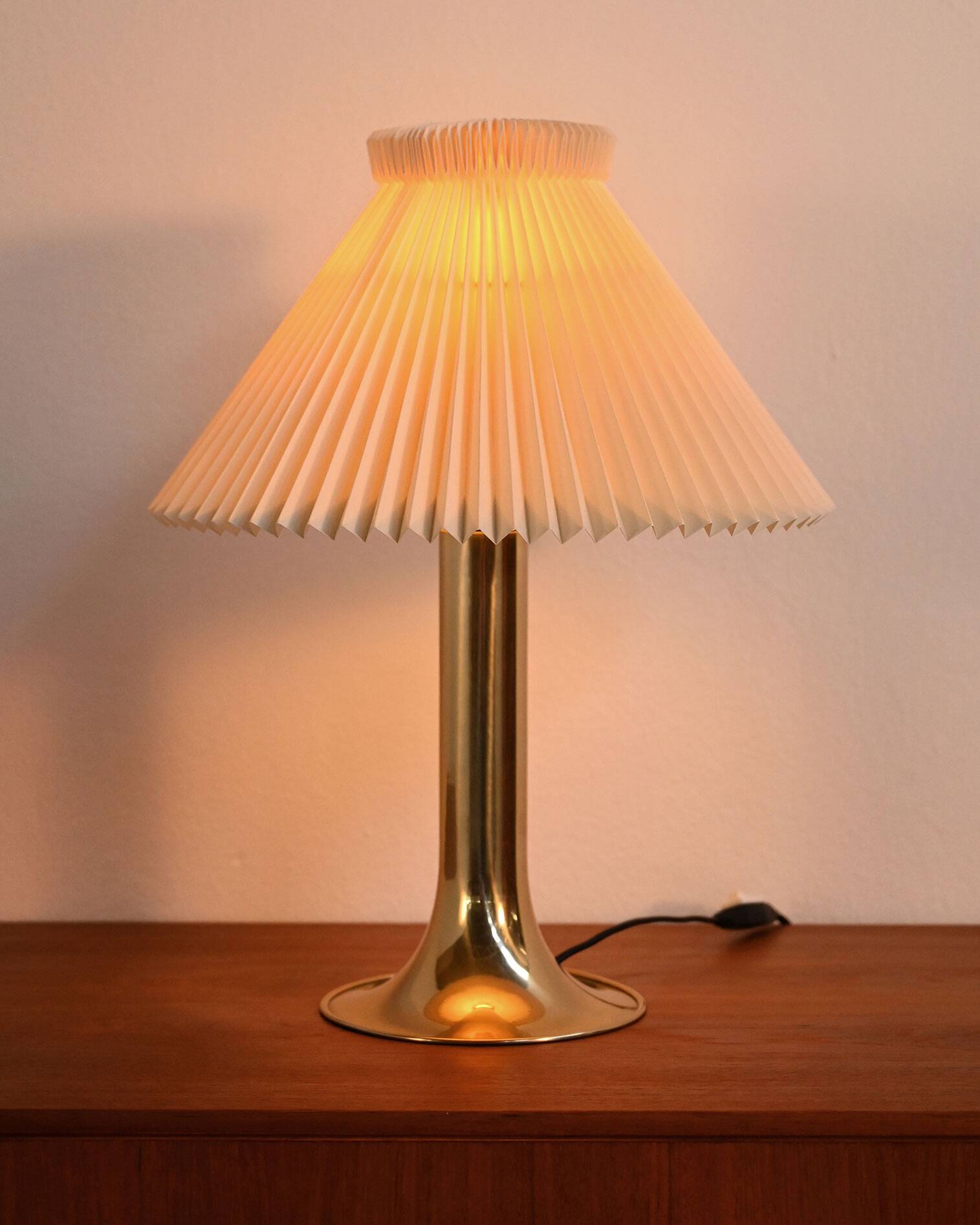 Danish HEMI table lamp from the 1960s with gilded metal structure and ivory