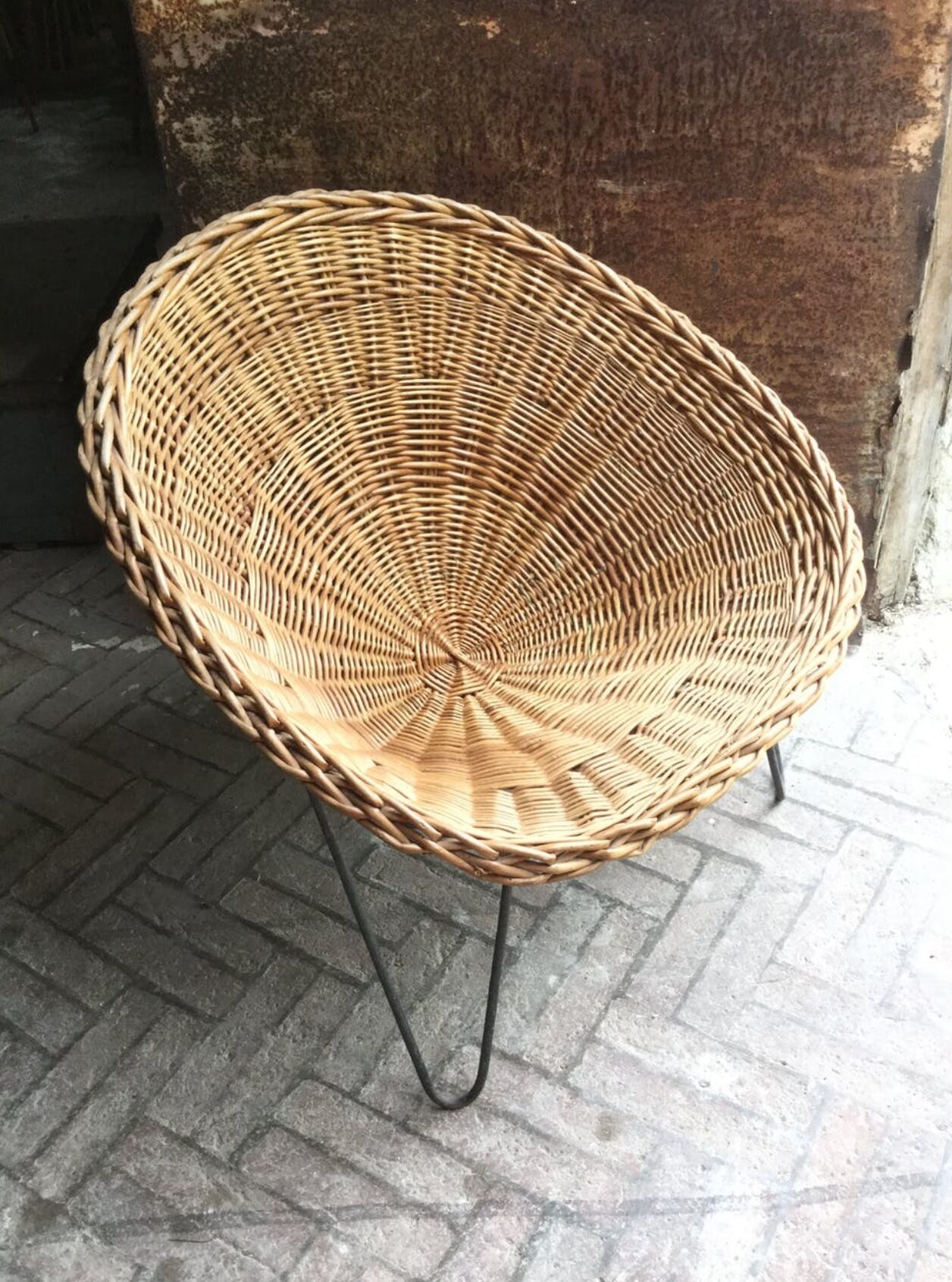 Steel-footing corolla rattan chair