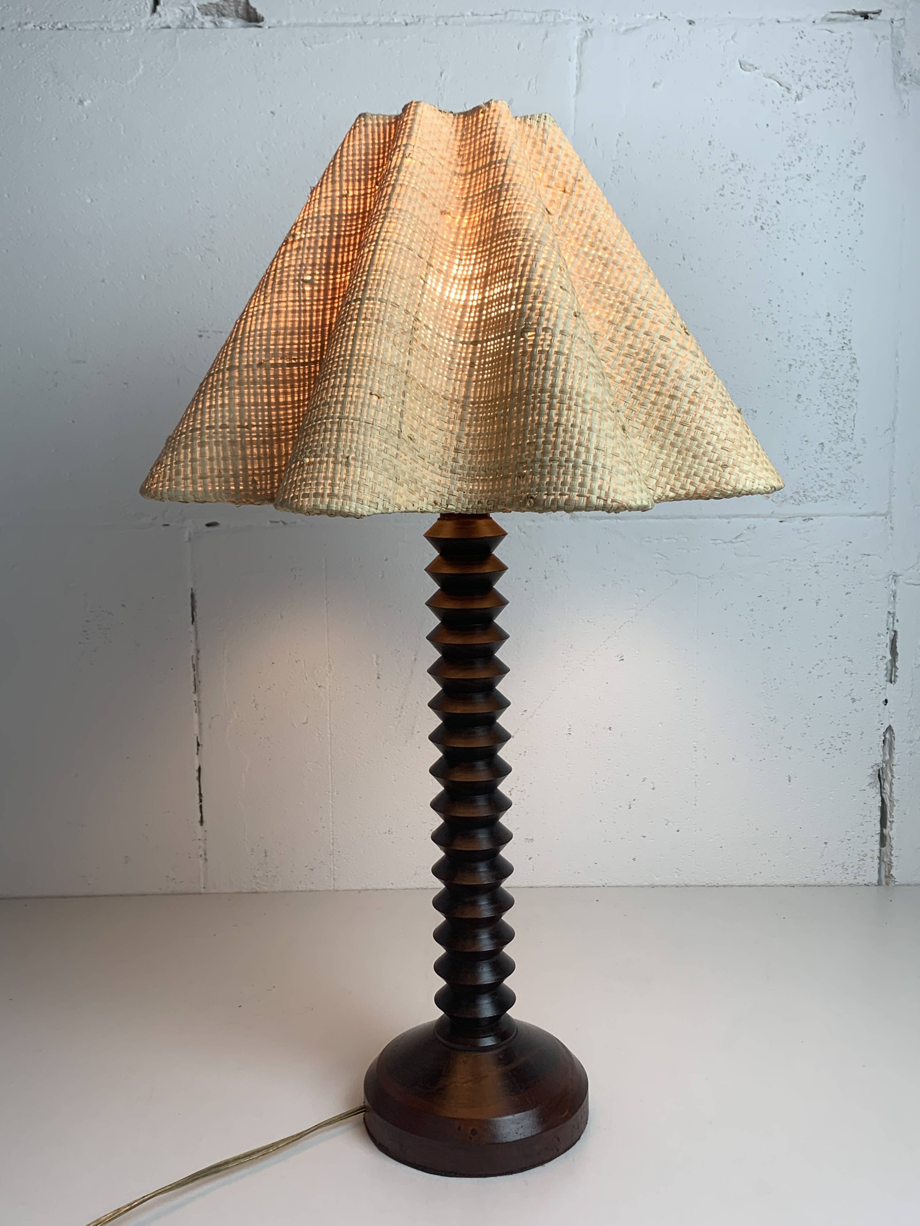 Lampe de table française en bois tourné dans le style de Charles Dudouyt, années 1950