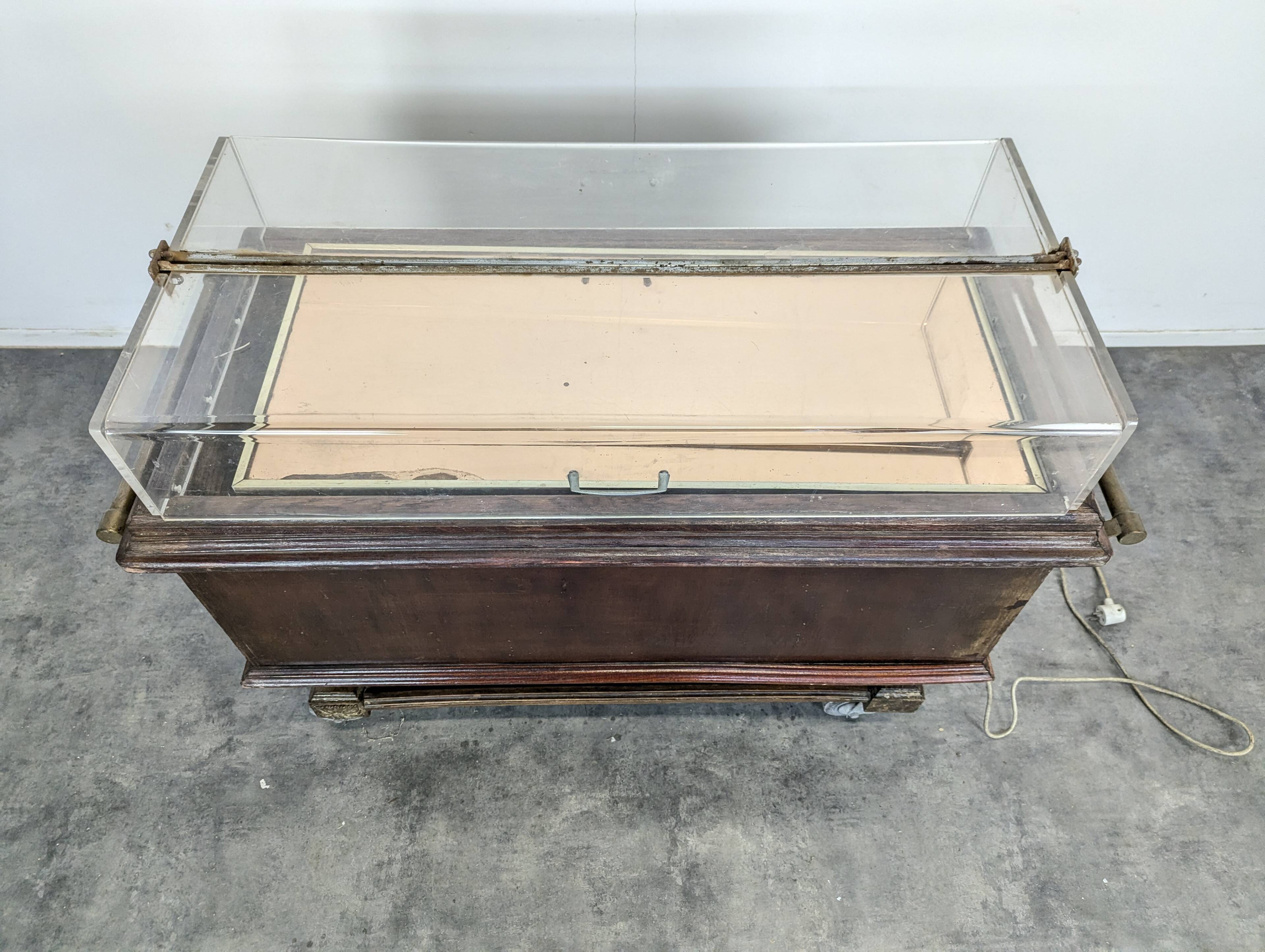 Cheese serving trolley in wood and plexiglass