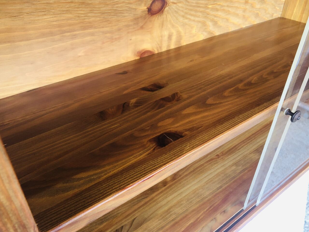 Étagère murale vintage avec portes coulissantes en plexiglass