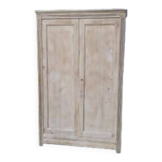 Armoire en bois naturel