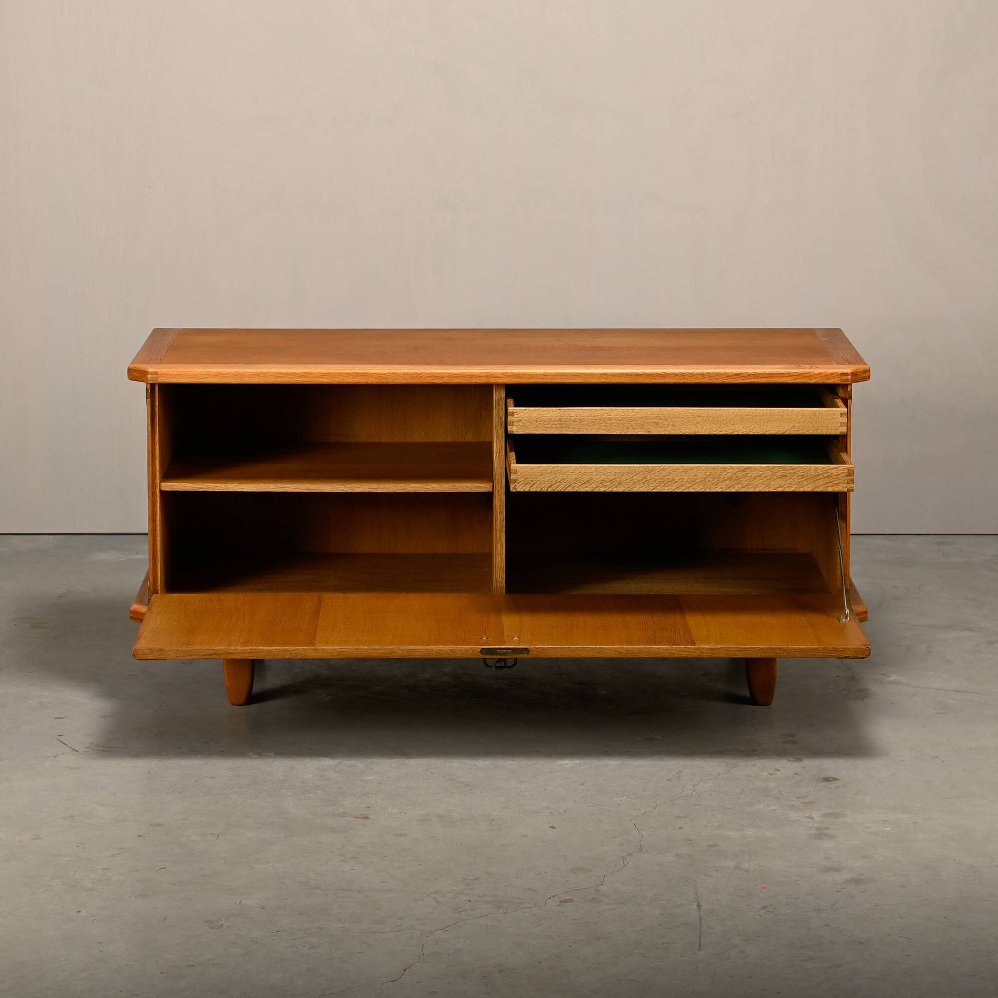 Buffet bas en chêne avec des supports en laiton conçu par Henning Kjærnulf.