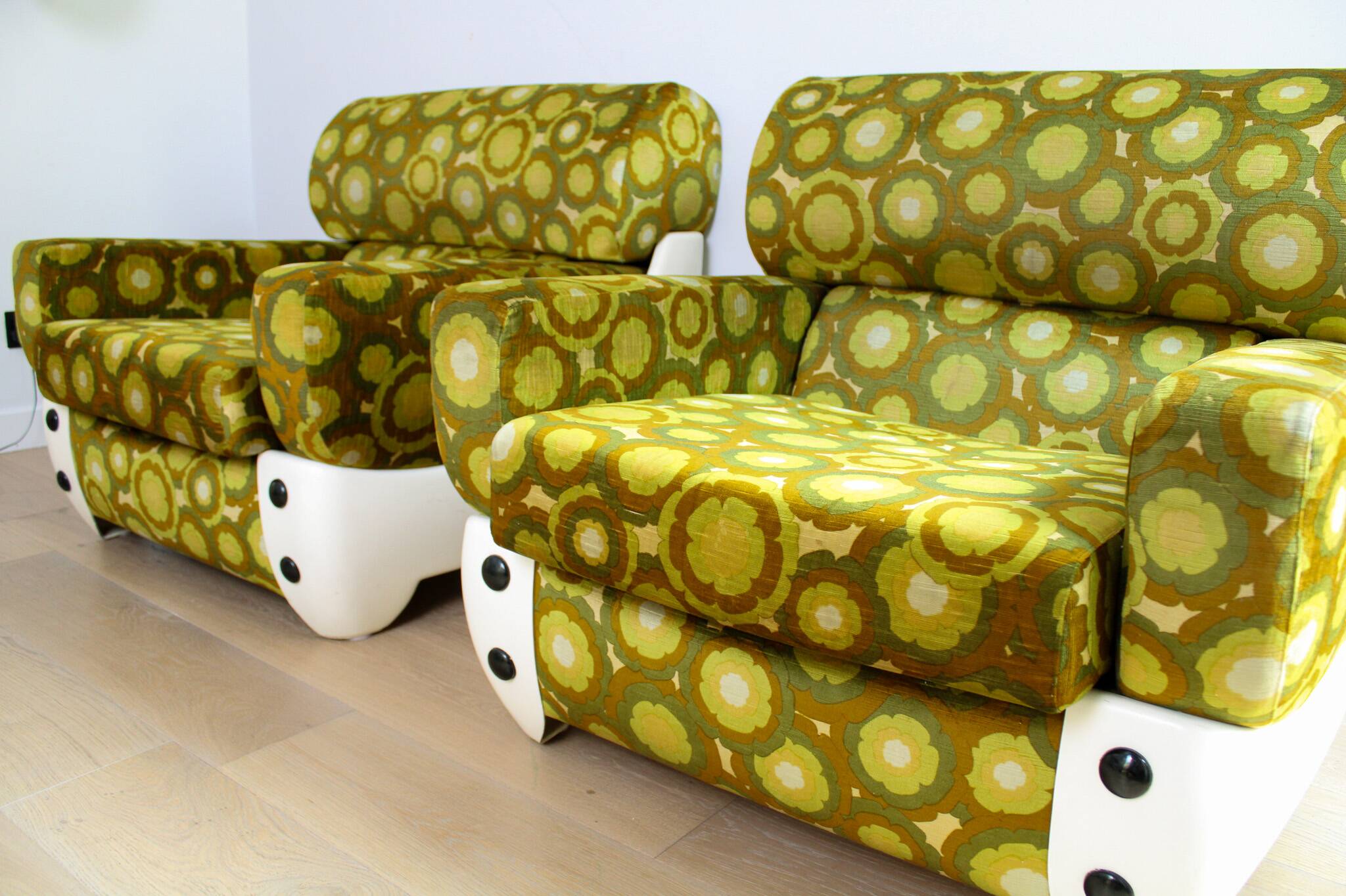 A pair of vintage mid-century modern arm chairs - Italy 1970s