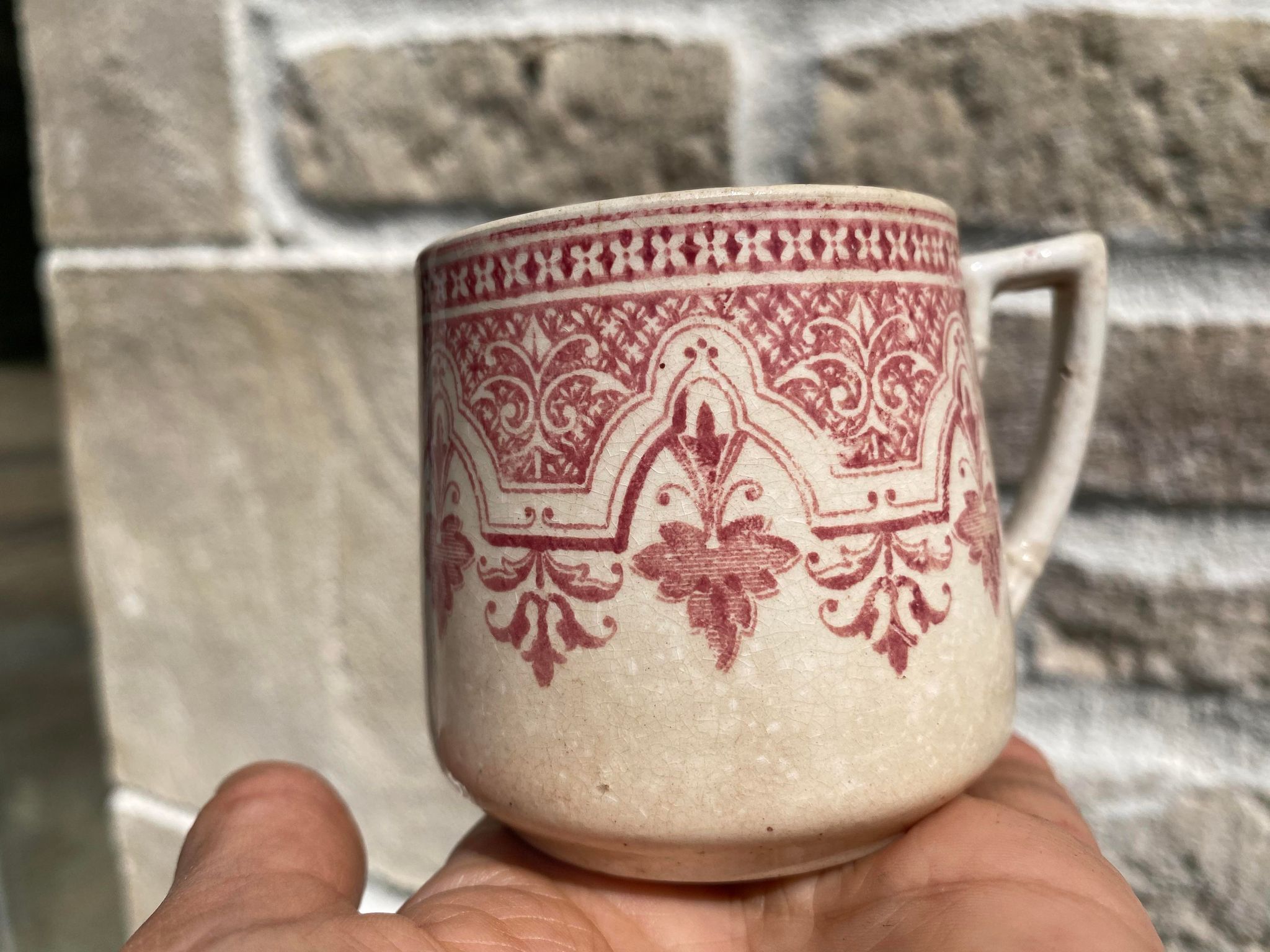 Tasse Terre de fer décor fresque bordeaux/rose