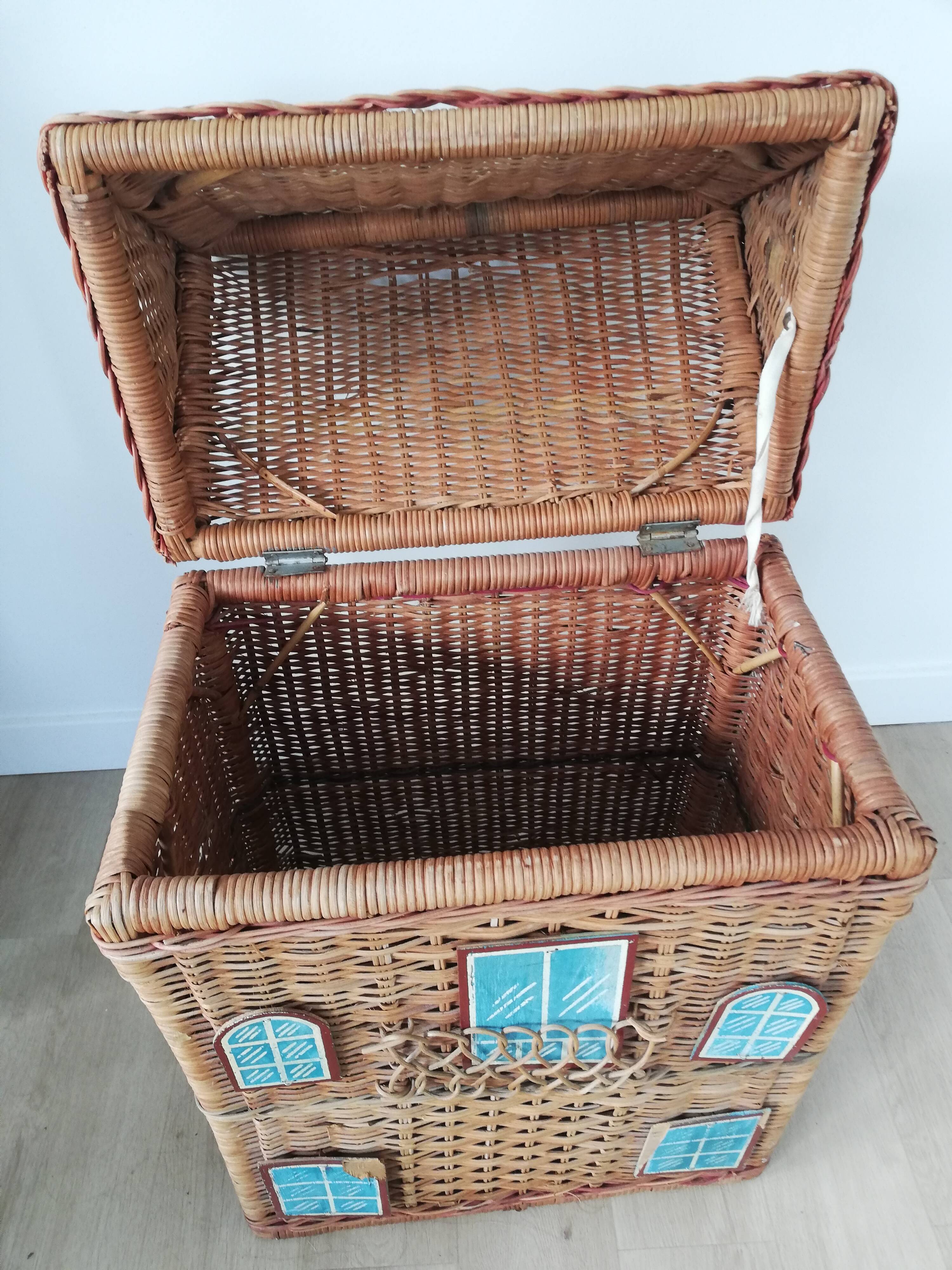 Maison coffre en rotin vintage
