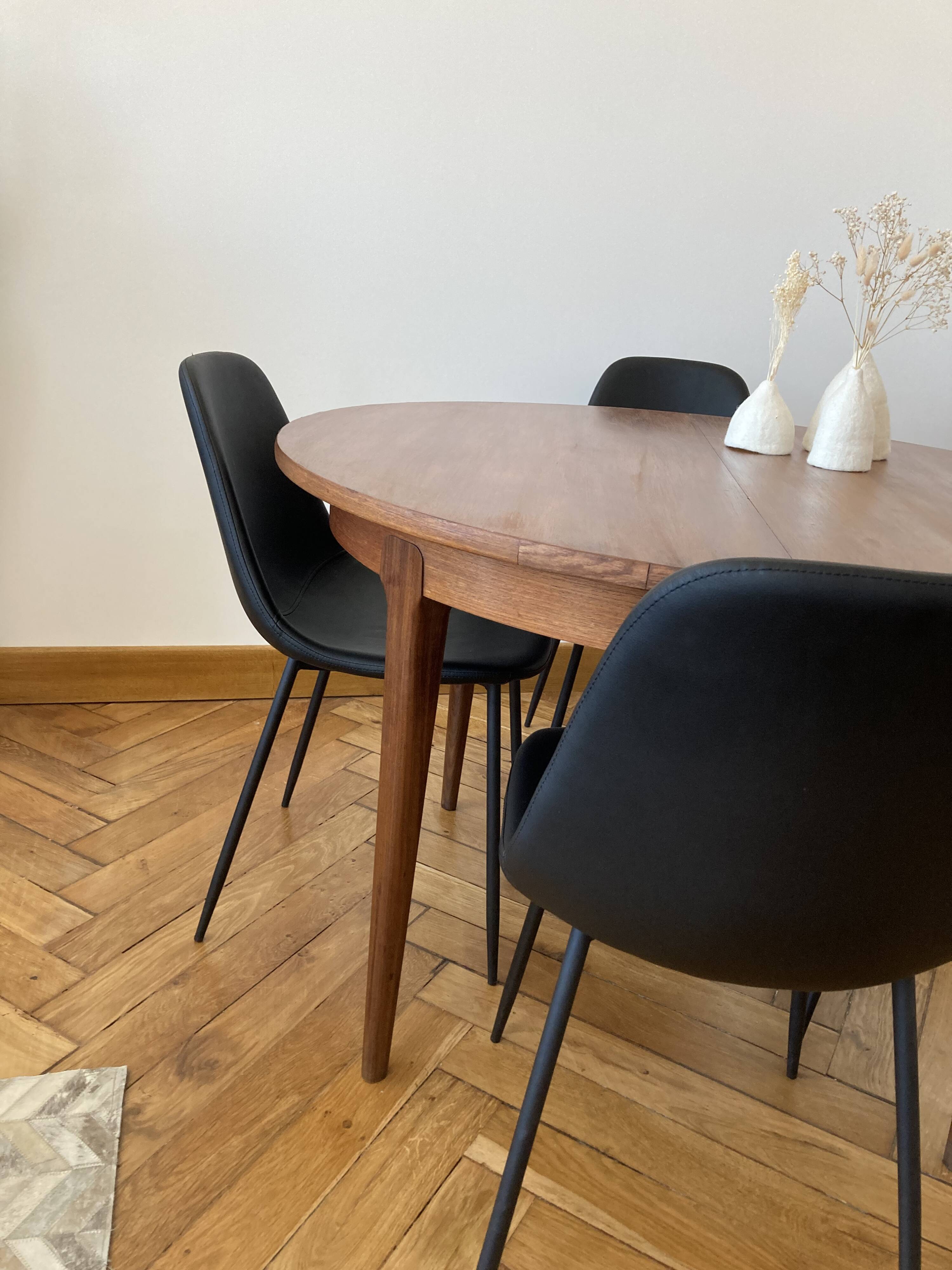 Extendable Scandinavian table