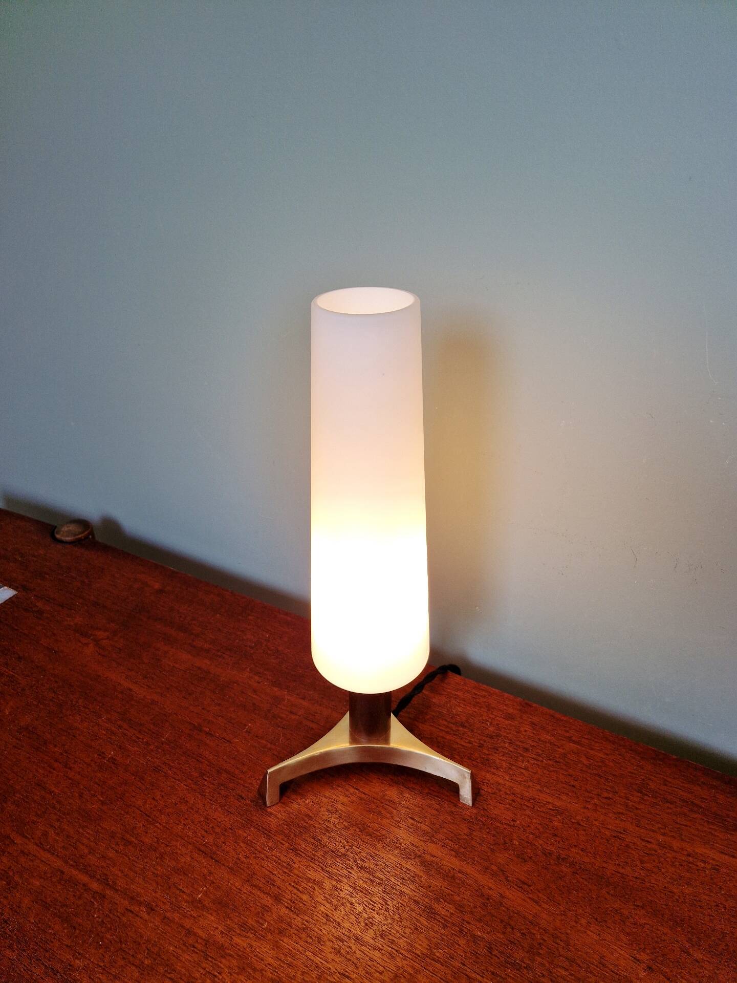 Lampe de table tripode en laiton et teck avec une bobèche tubulaire en opaline blanche satinée, design scandinave, années 1960.