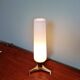 Lampe de table tripode en laiton et teck avec une bobèche tubulaire en opaline blanche satinée, design scandinave, années 1960.